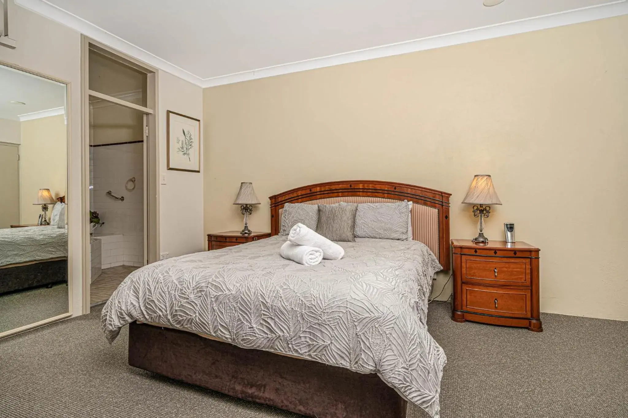 Luxury Suite with Spa Bath in Cotswold Gardens Luxury Suite with Spa Bath in Cotswold Gardens