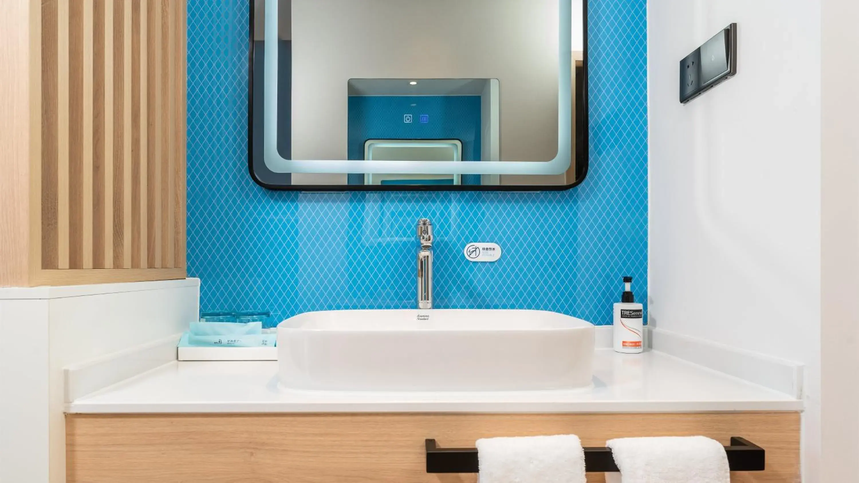 Large King Room with Sea View in Holiday Inn Express Dalian Golden Pebble Beach, an IHG Hotel Large King Room with Sea View in Holiday Inn Express Dalian Golden Pebble Beach, an IHG Hotel