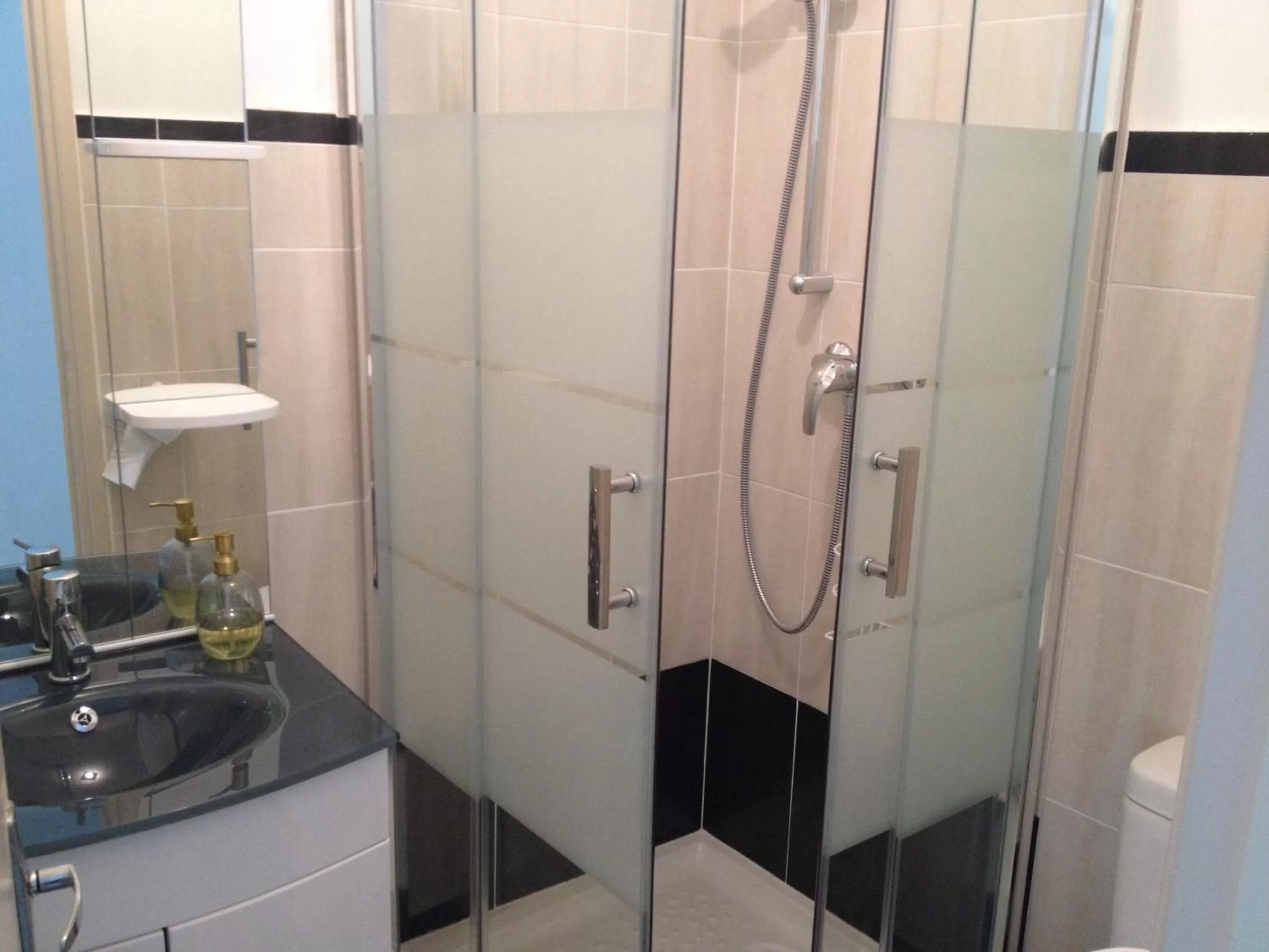 Shower, Bathroom in Chez Louis