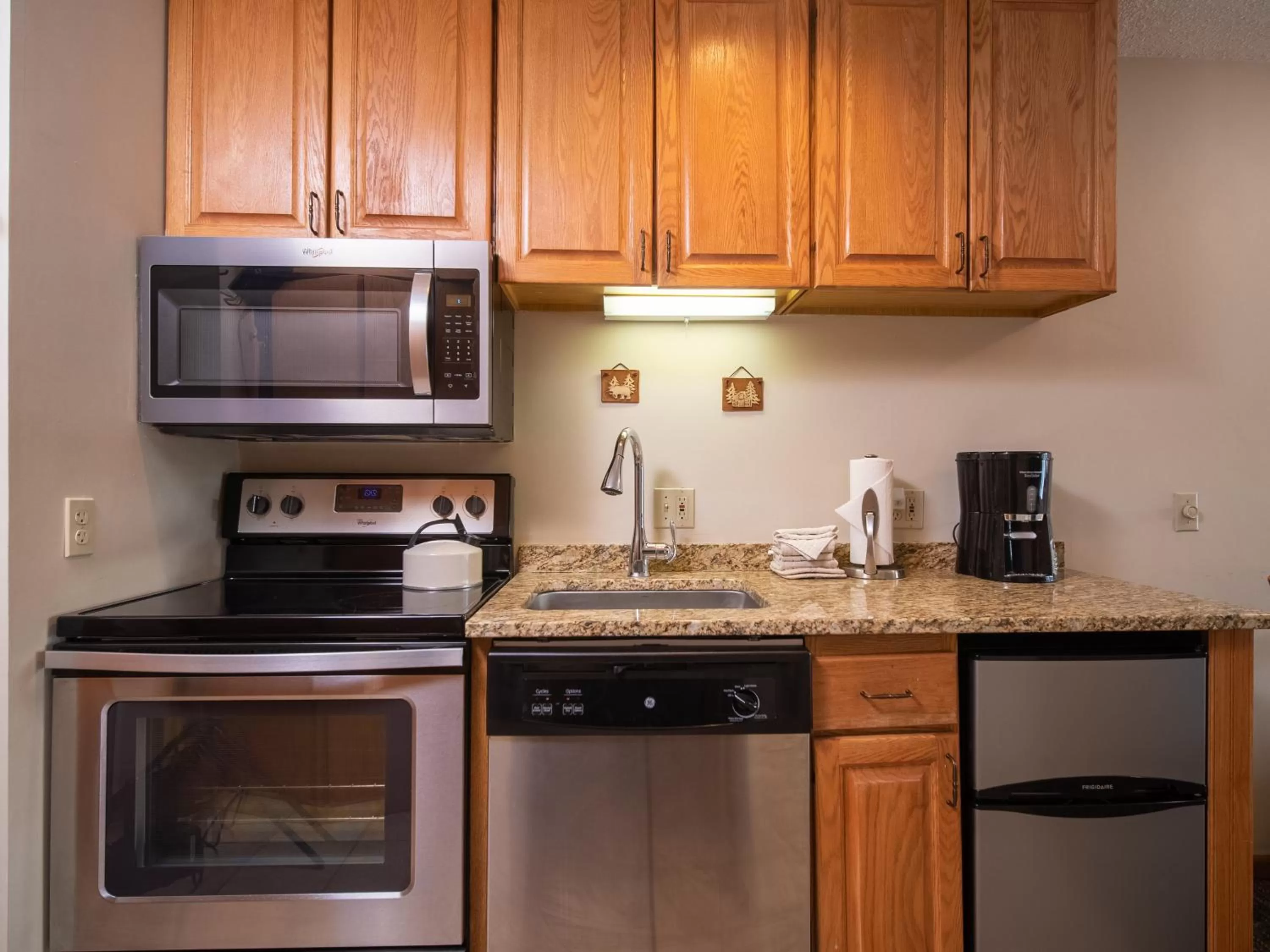 Kitchen/Kitchenette in Caribou Highlands Lodge