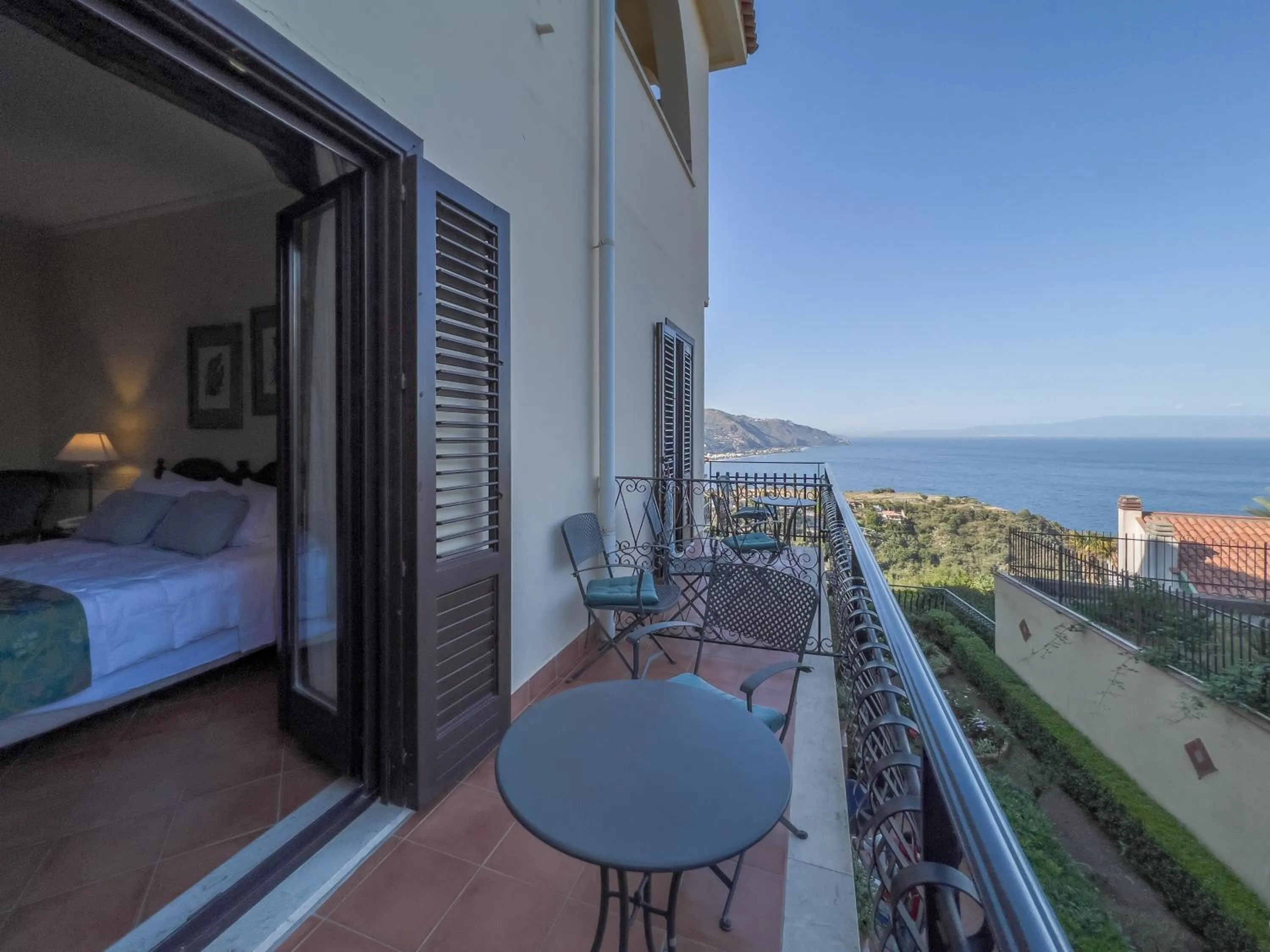 Balcony/Terrace, Bed in Hotel Sirius