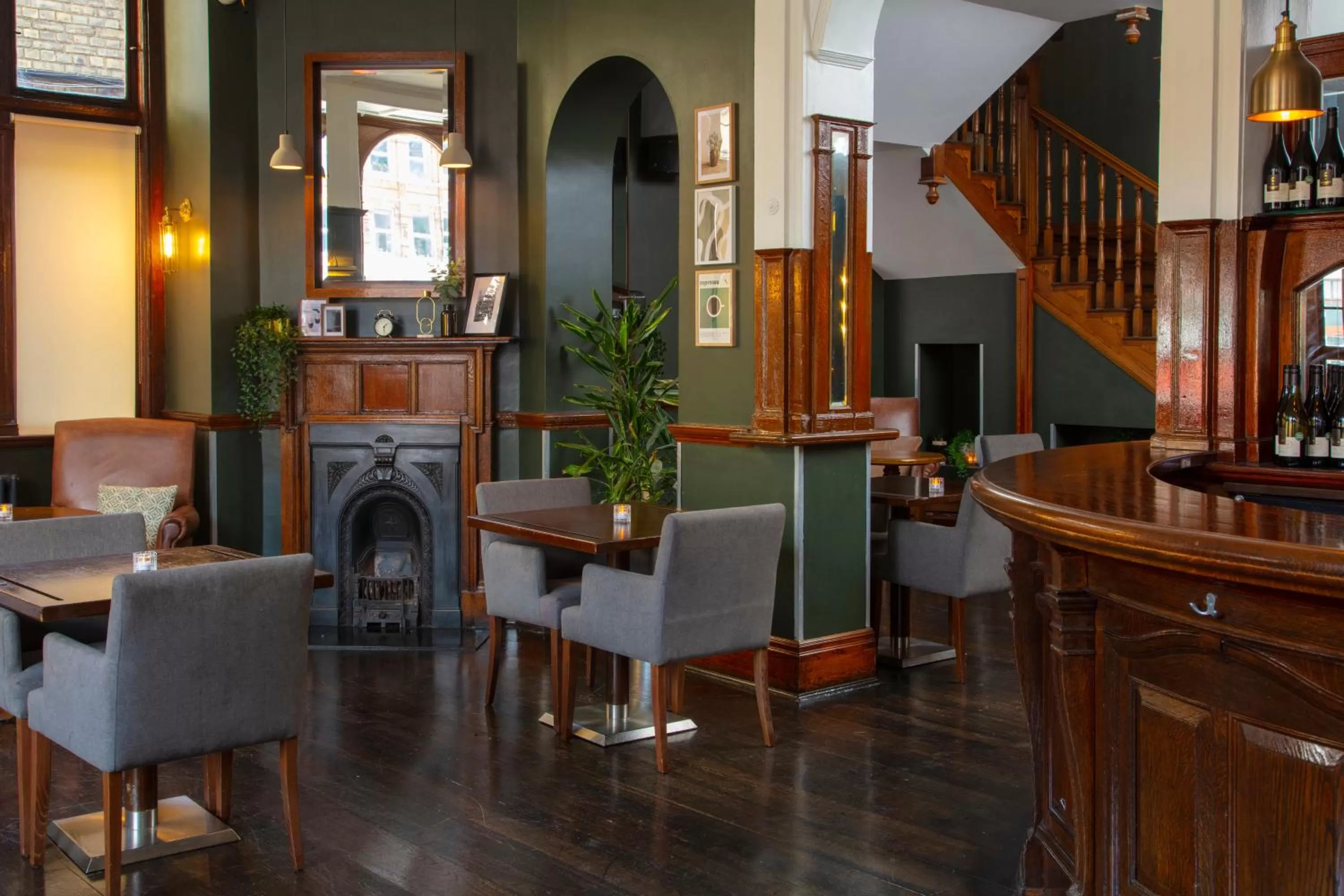 Lounge or bar in The Crown London, WorldHotels Distinctive