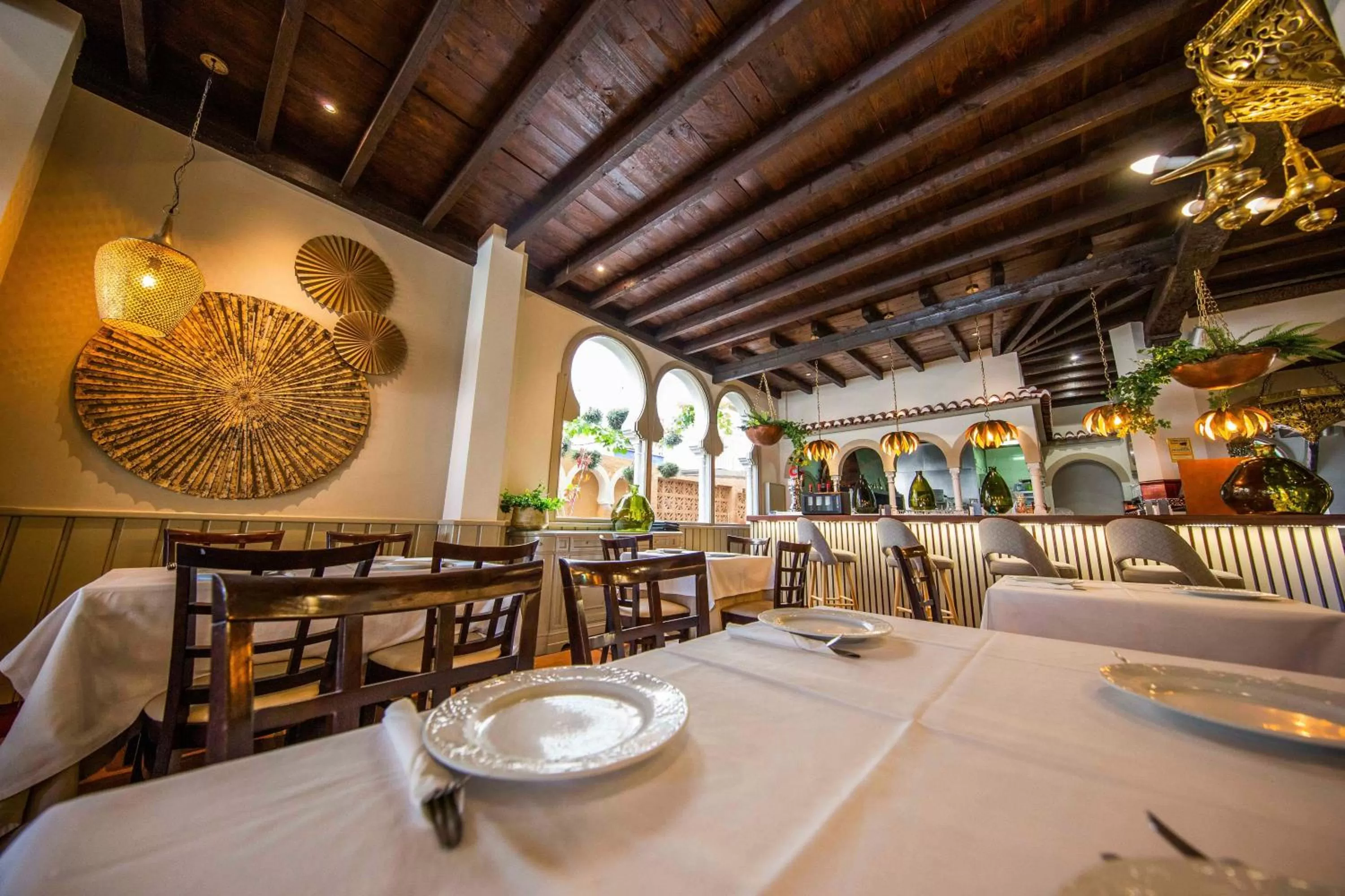 Restaurant/places to eat in Hotel Casablanca