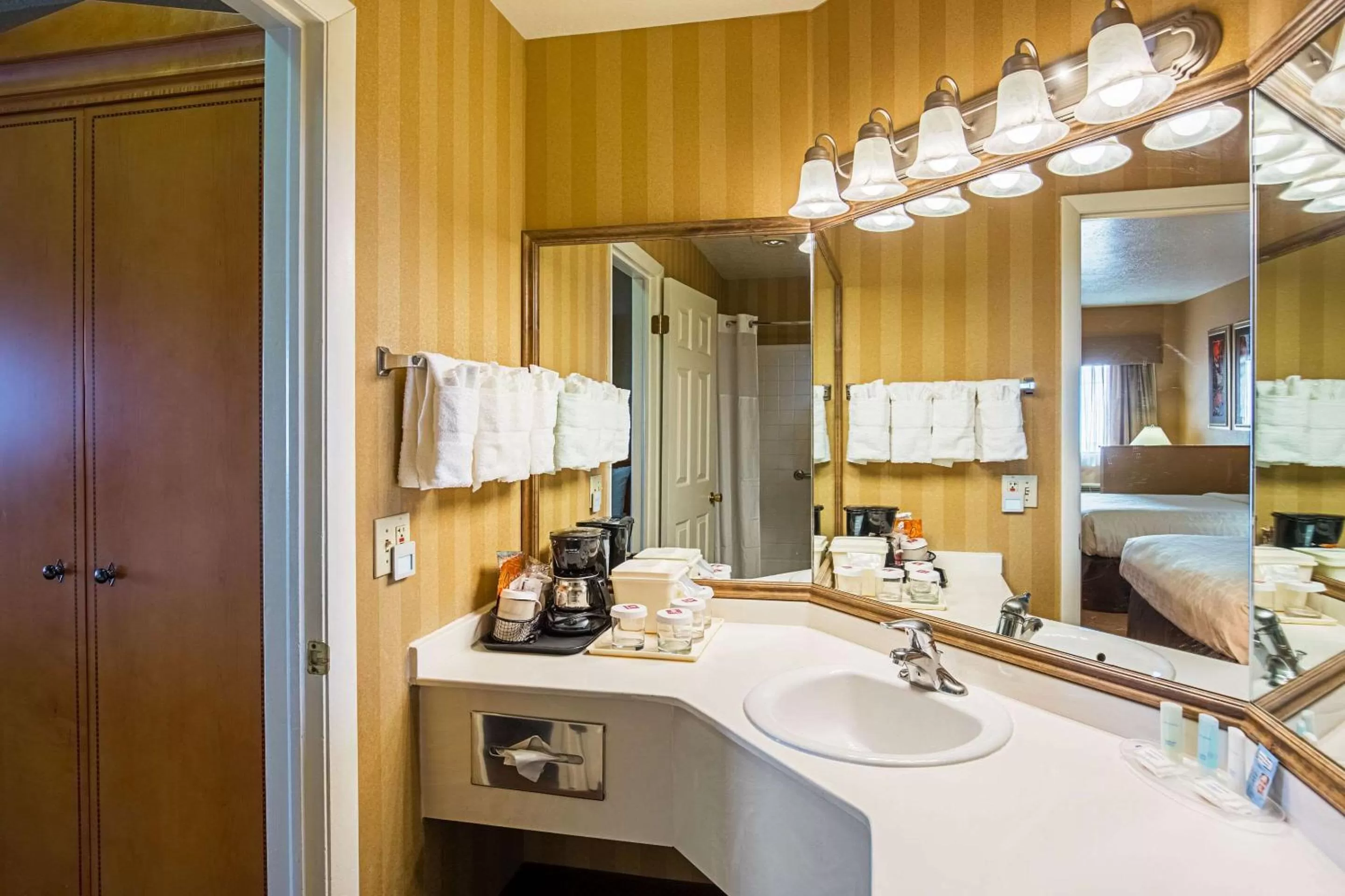 Bedroom in Clarion Suites St George - Convention Center Area