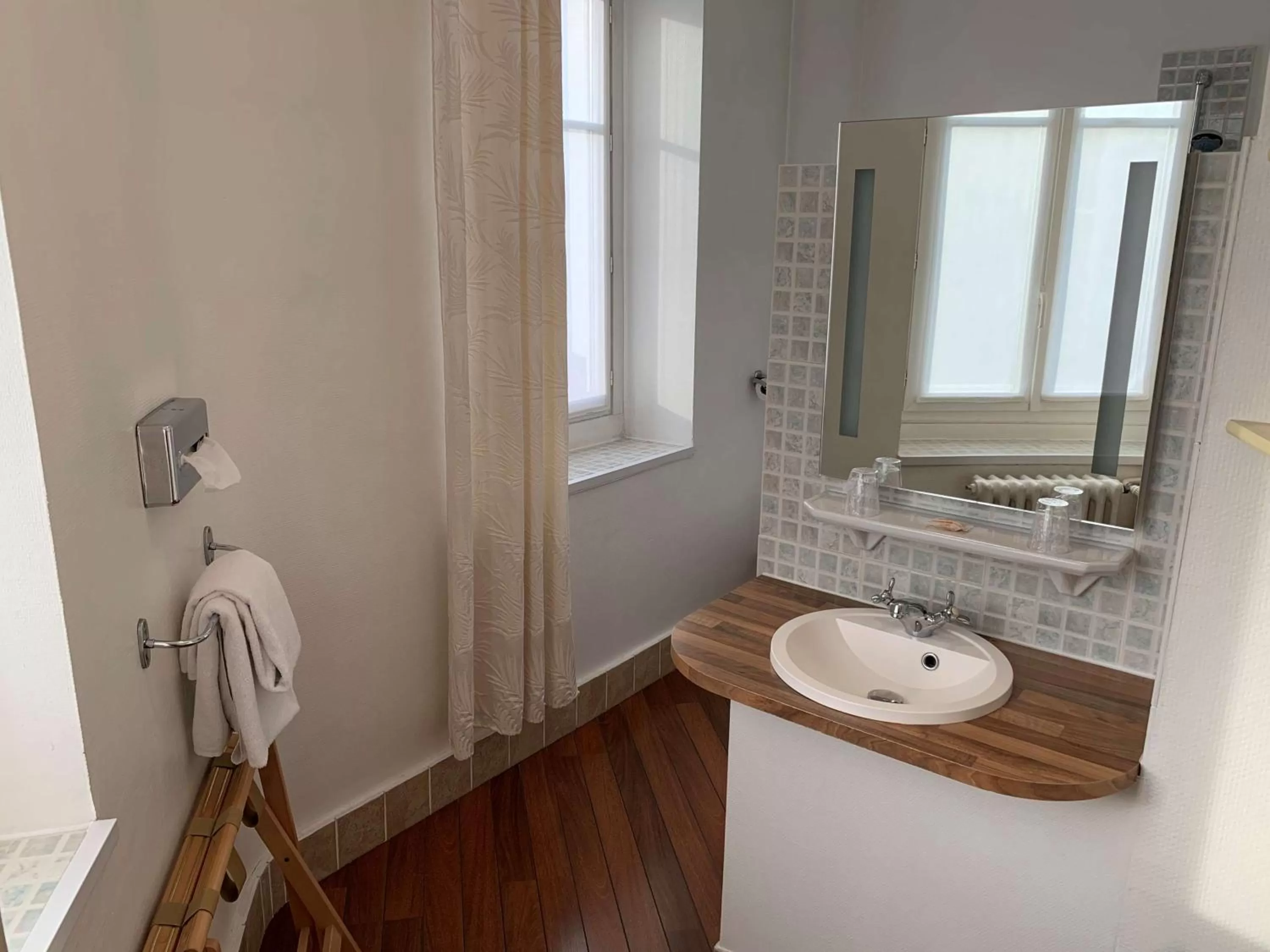 Bathroom in Best Western Hôtel Des Voyageurs