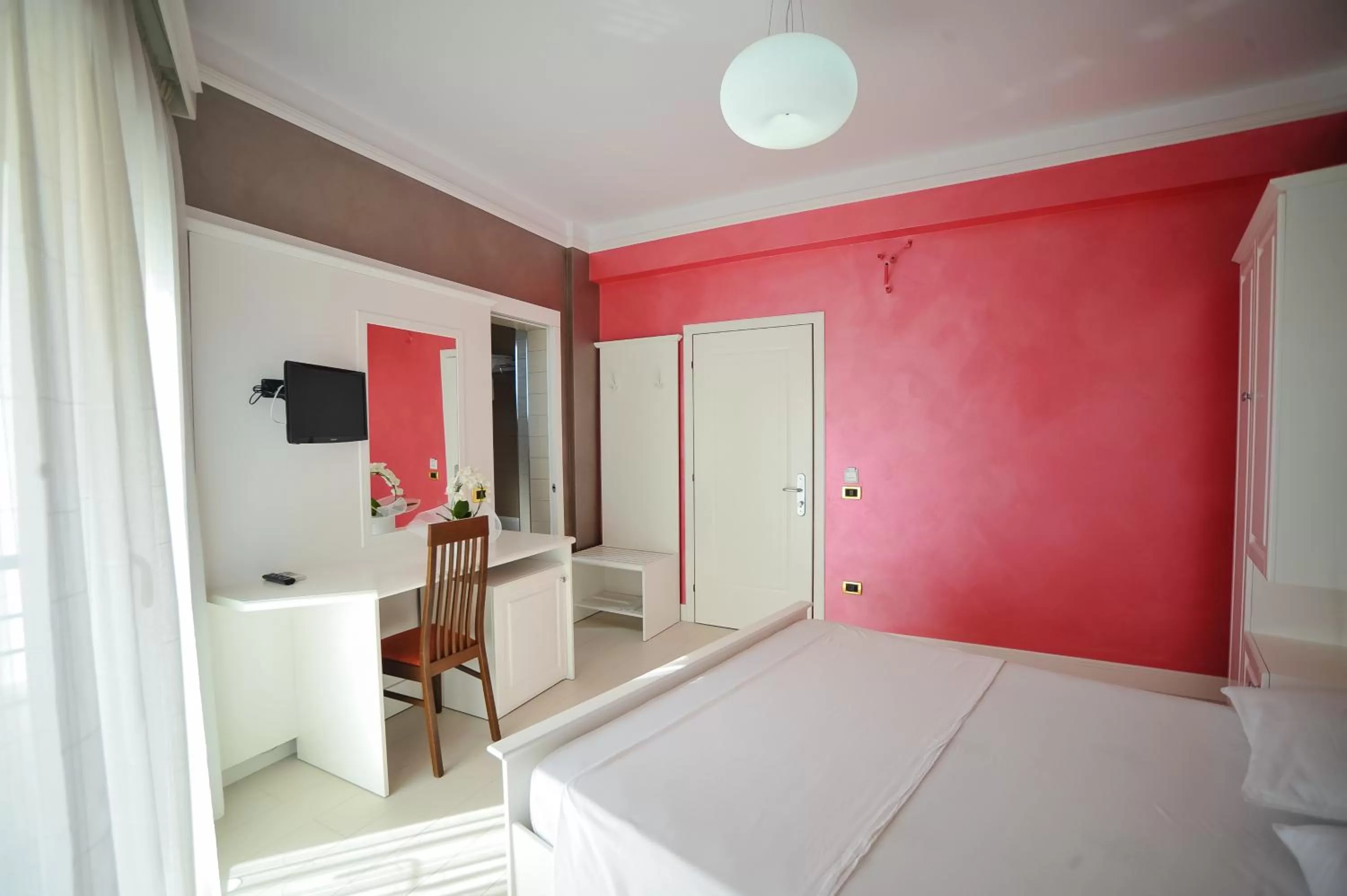 TV and multimedia, Bed in Iliria Internacional Hotel