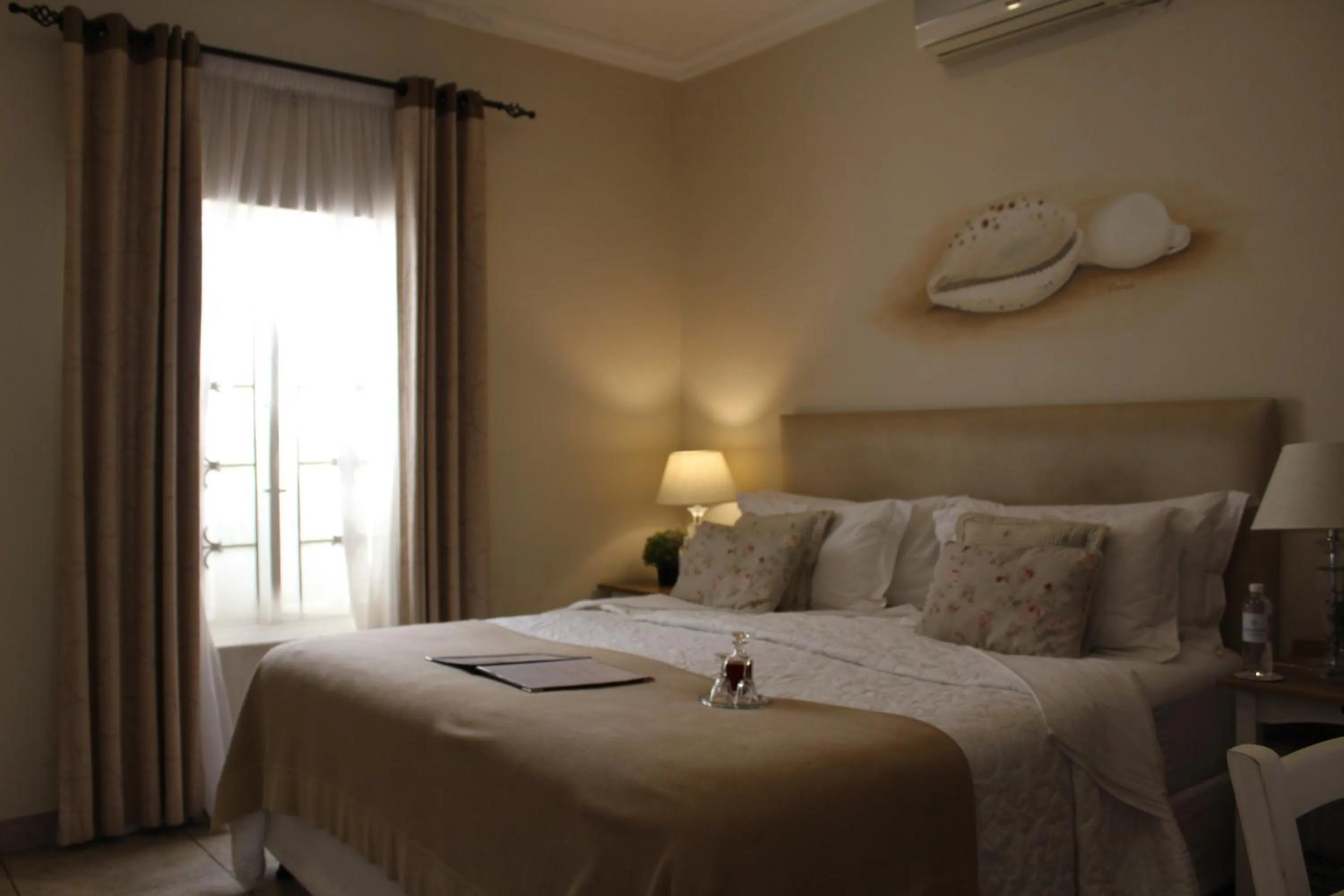 Bedroom, Bed in Sandals Guest House