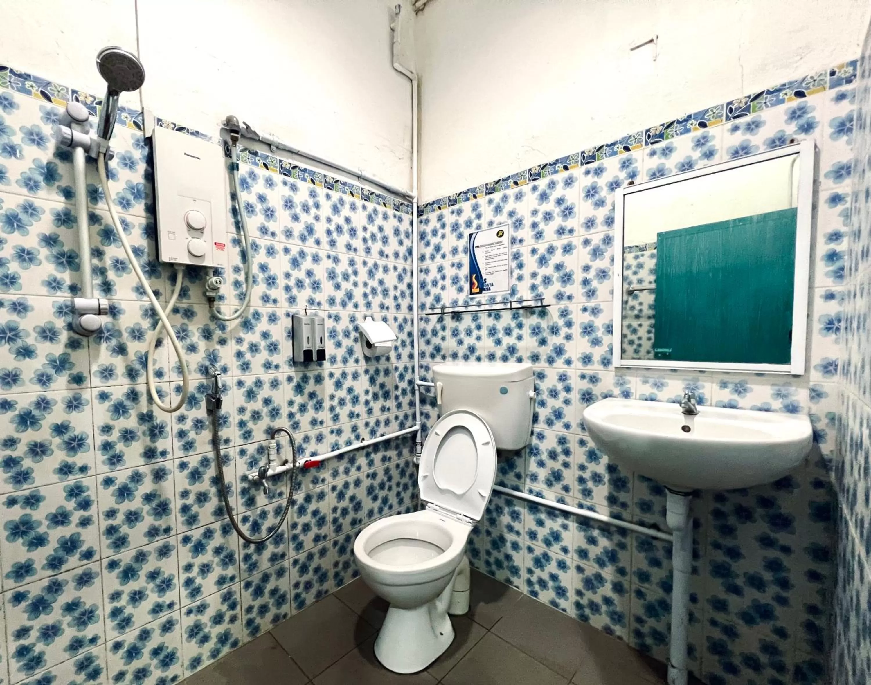 Shower, Bathroom in MJ inn