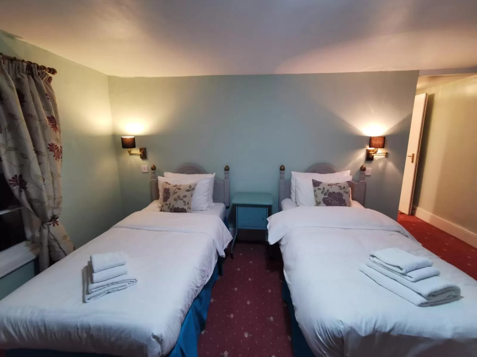 Bedroom, Bed in The Compasses Inn