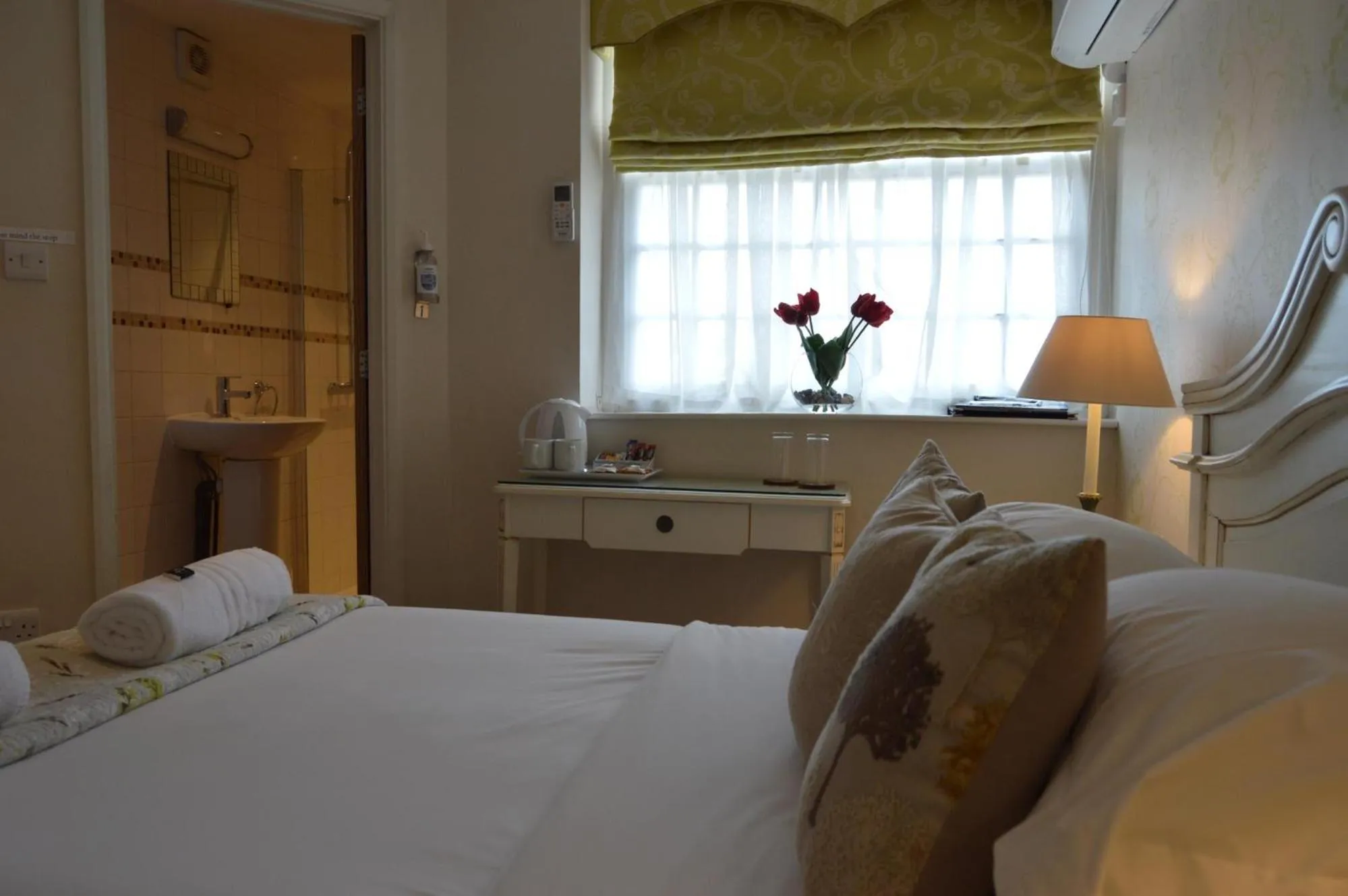 Bed in Le Bouchon Brasserie & Hotel