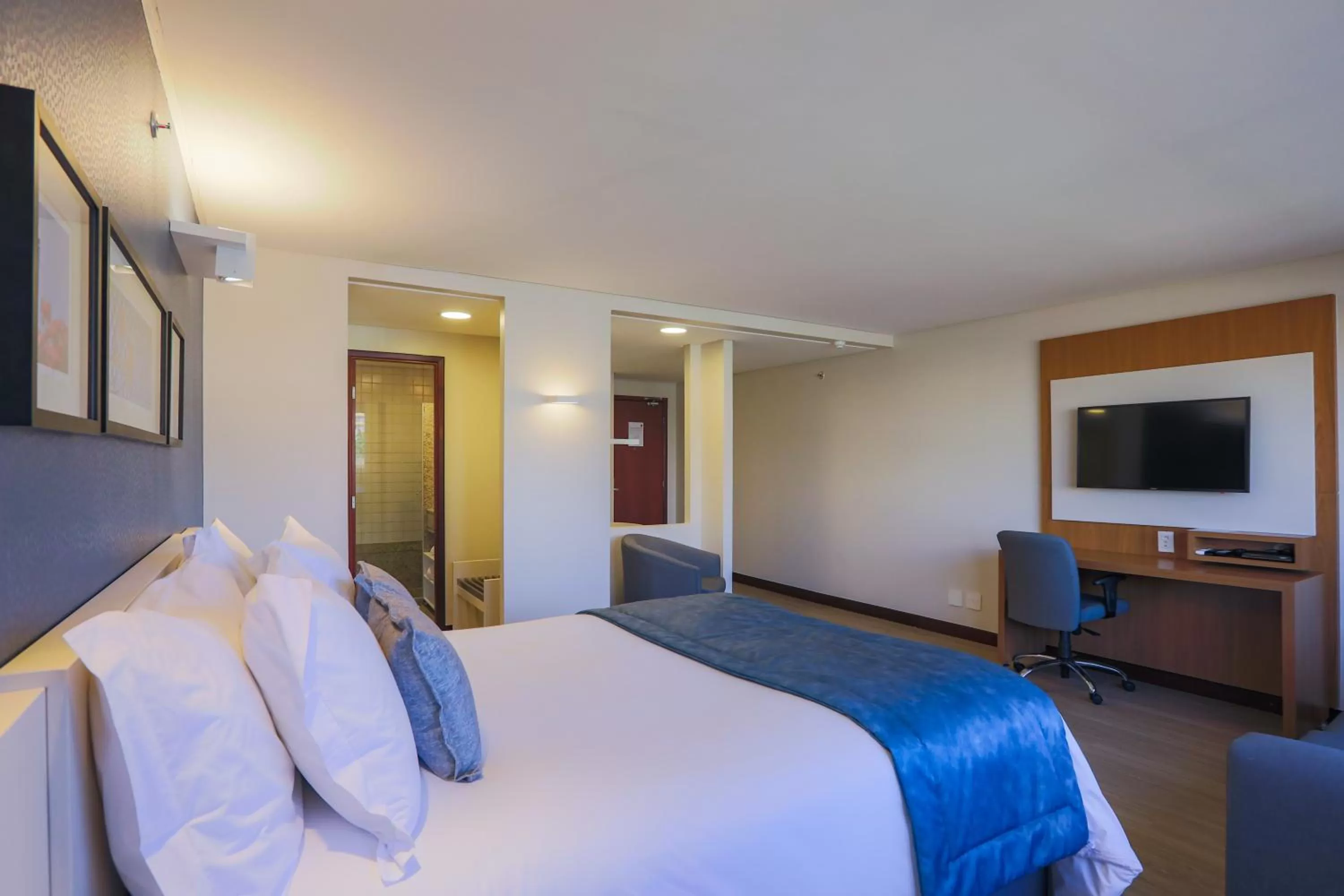 Photo of the whole room, Bed in Comfort Suites Brasília