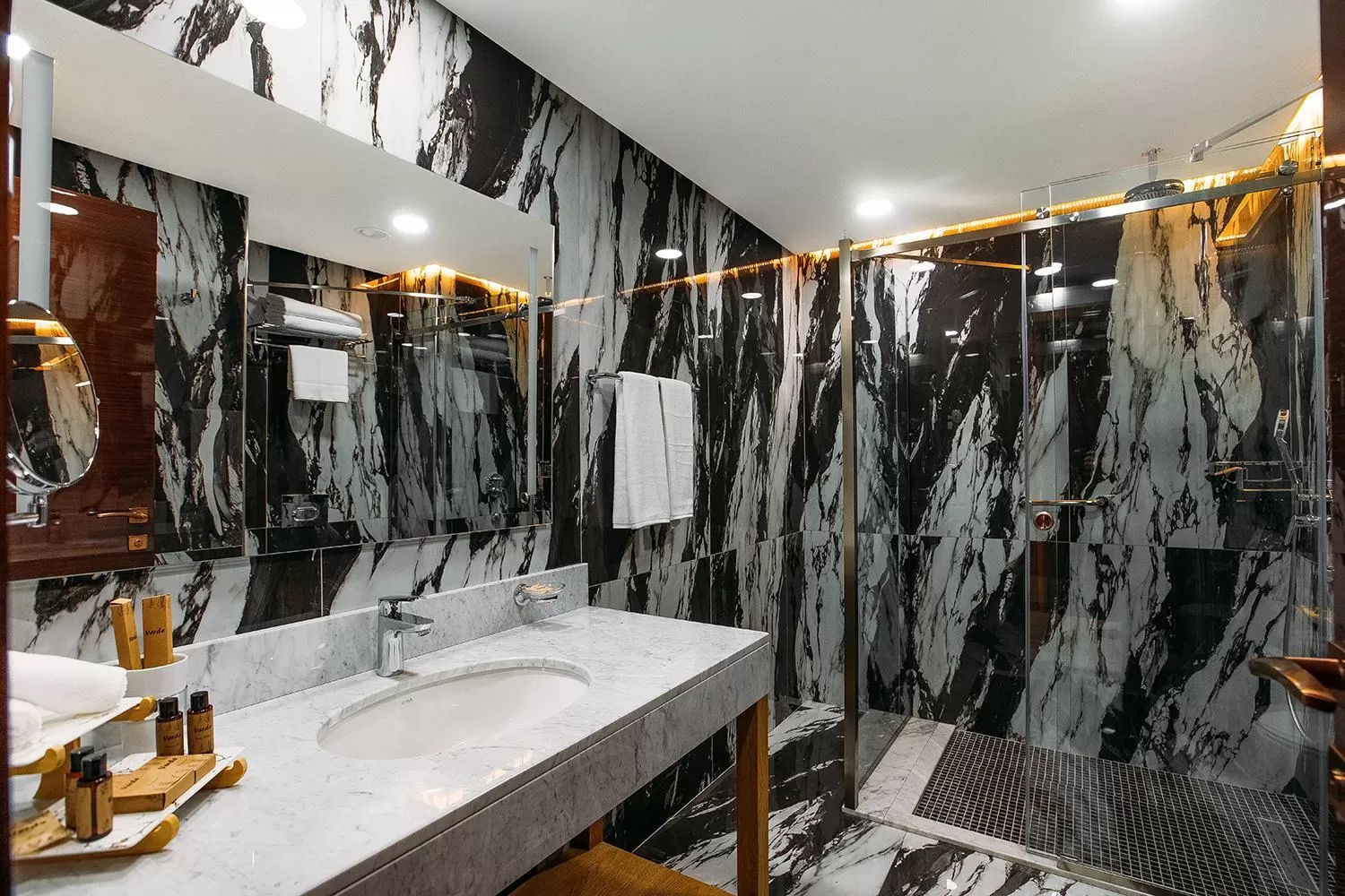 Bathroom in Marjan Plaza Hotel