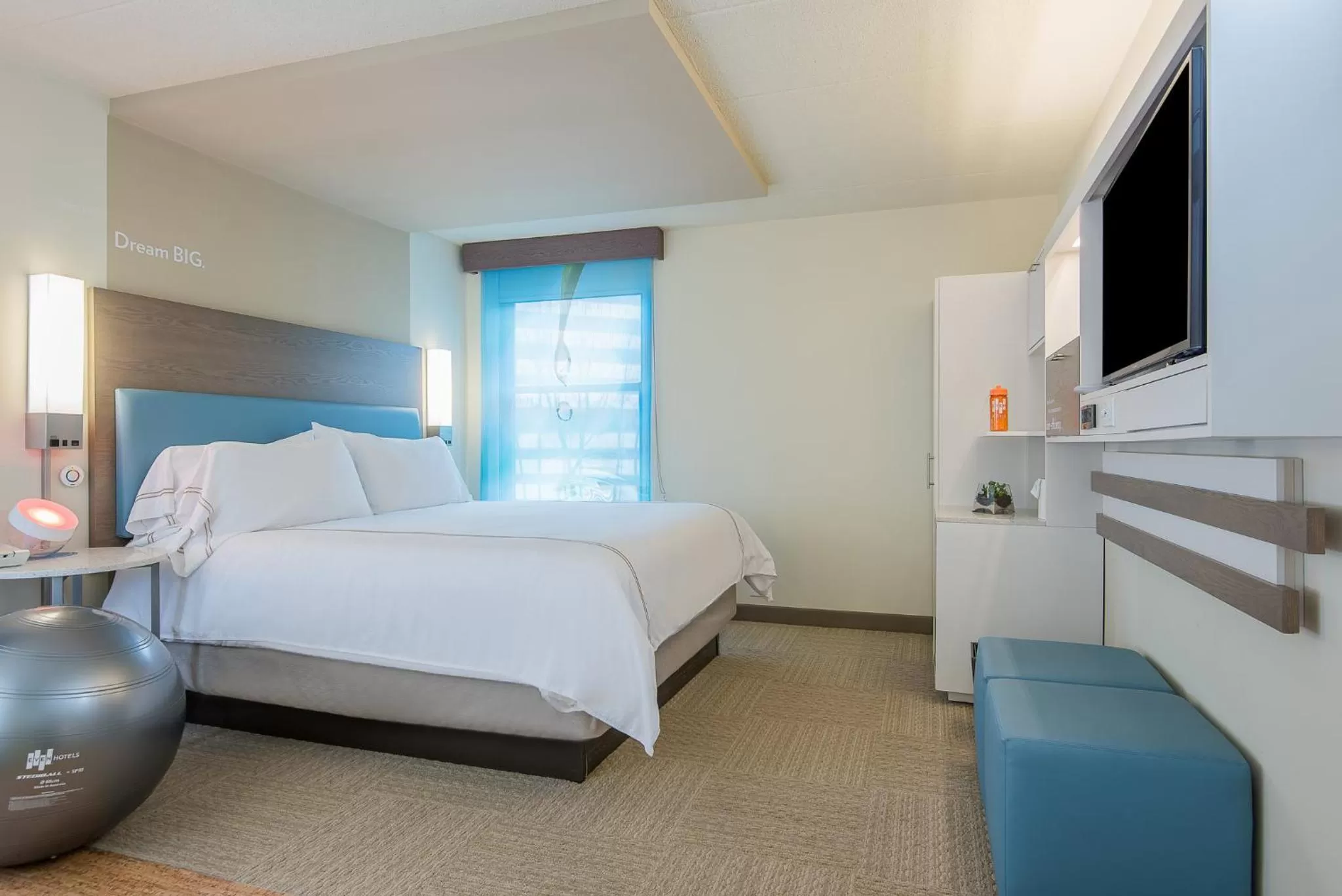 Bedroom, Bed in EVEN Hotel Norwalk by IHG