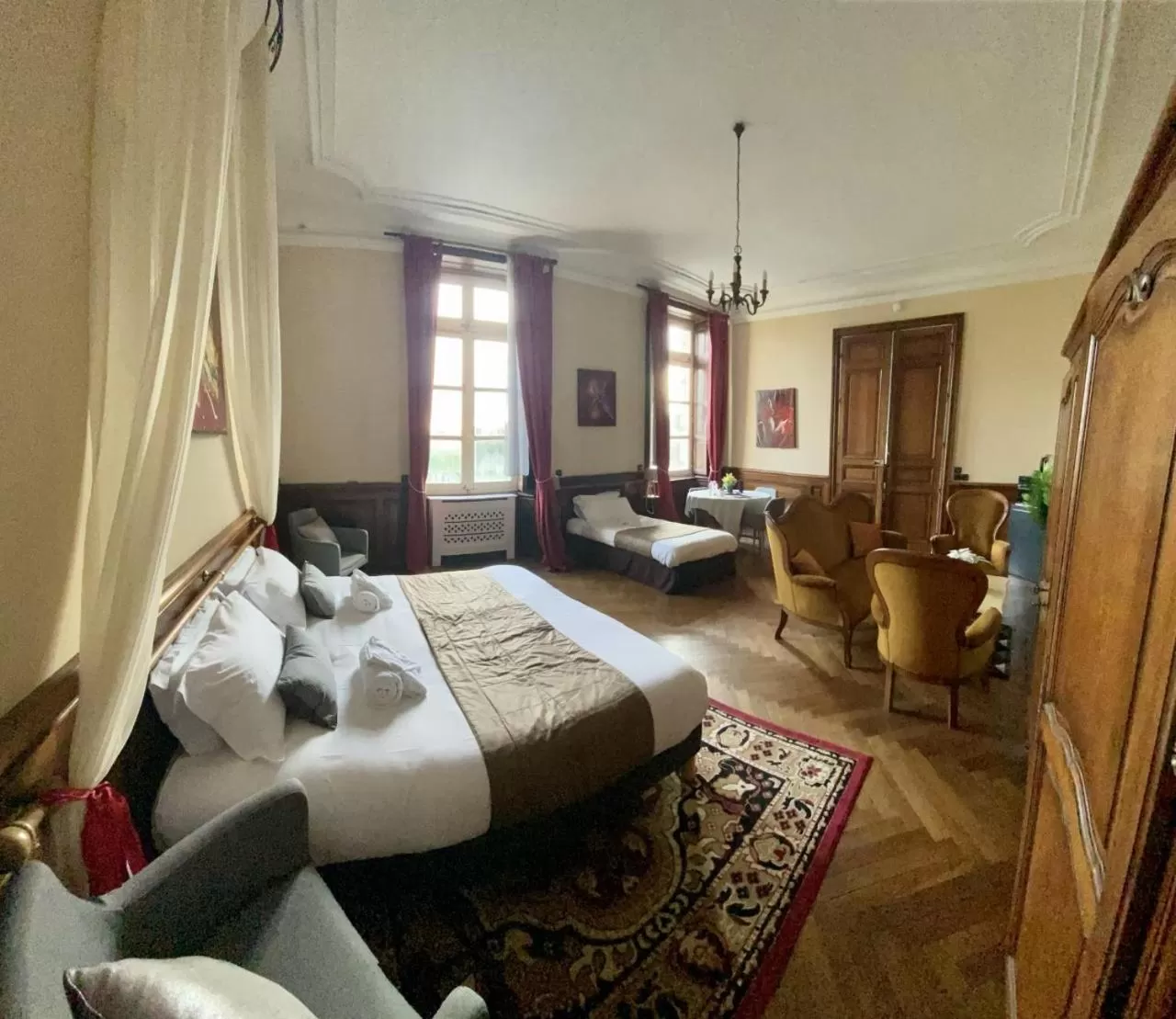 Photo of the whole room in Hôtel Particulier CHÂTEAU DES MARAIS Proximité et vue sur le Lac de Grand lieu