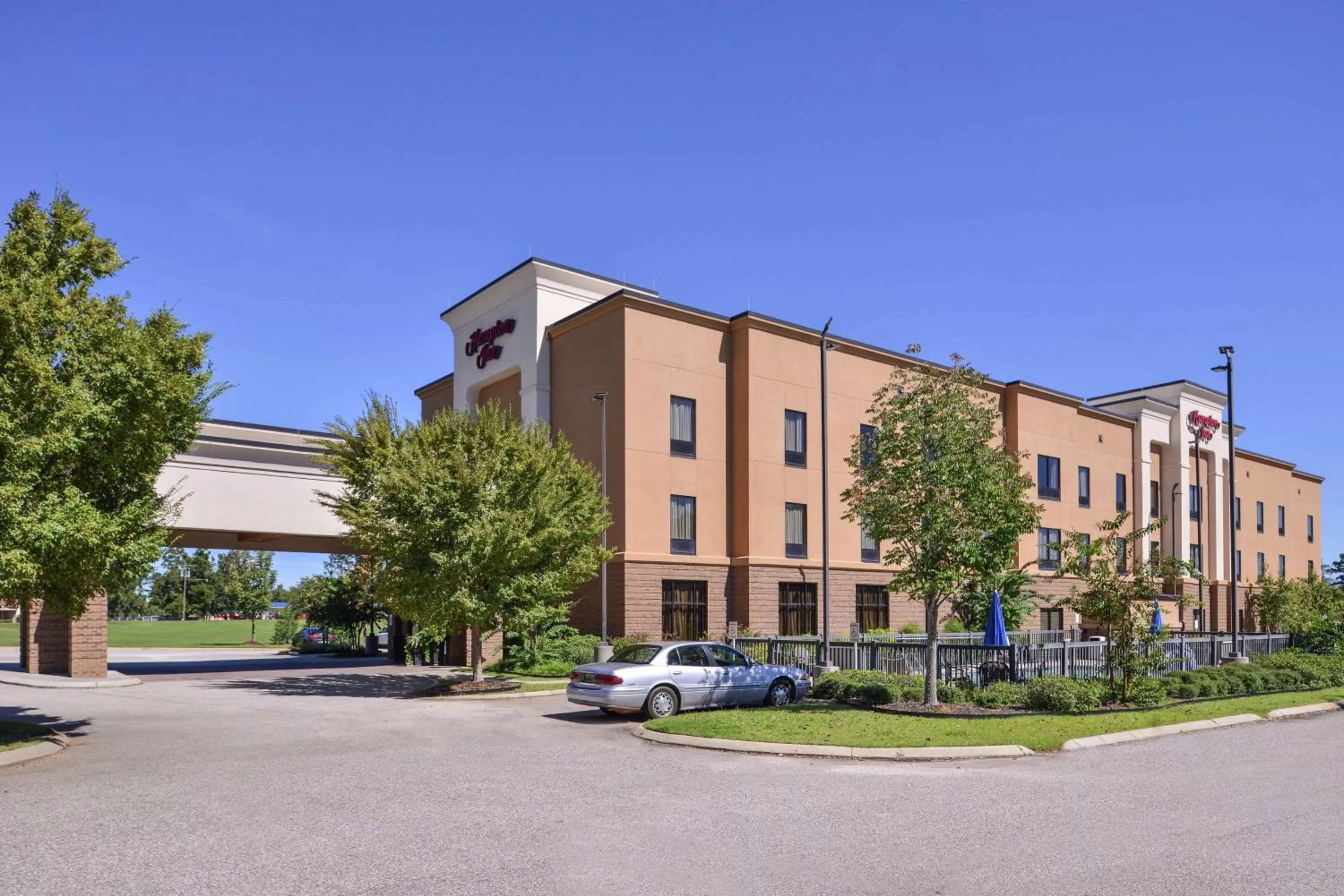 Property building in Hampton Inn Jackson-College Avenue