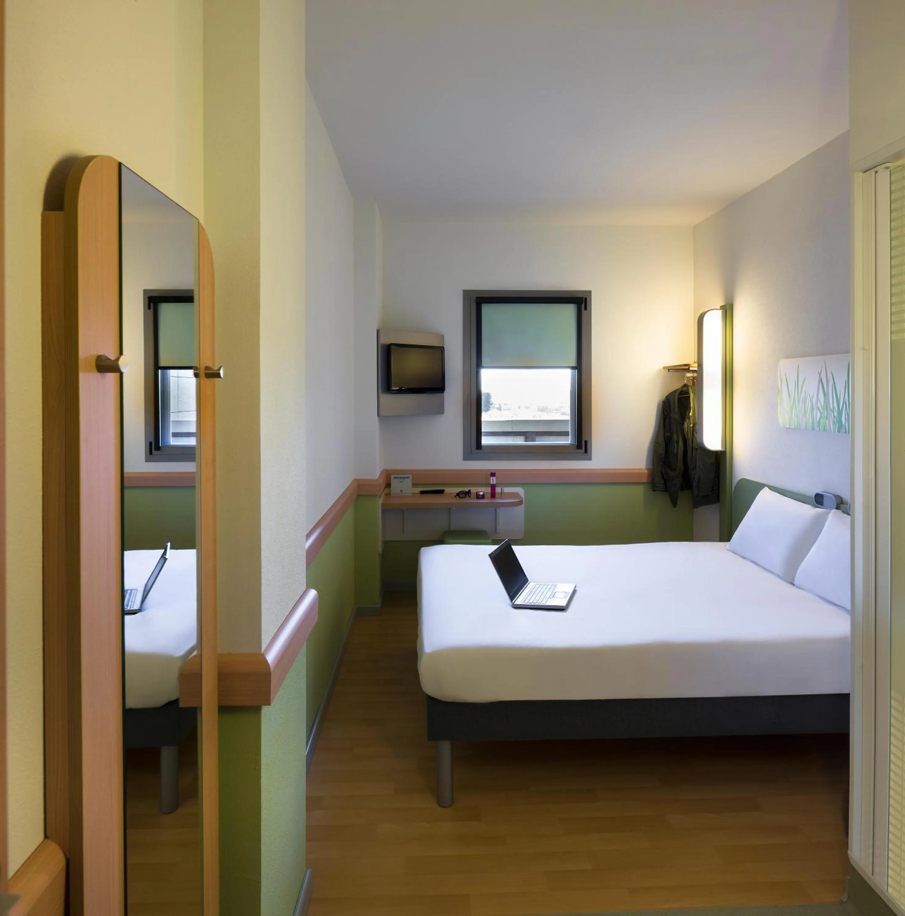 Photo of the whole room, Bed in Ibis Budget Sevilla Aeropuerto