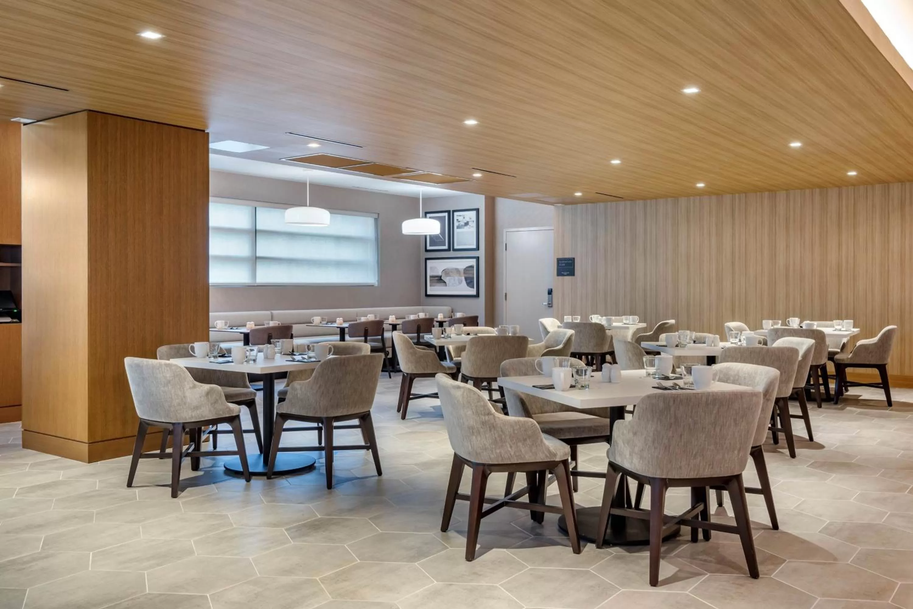 Restaurant/places to eat in Sheraton Suites Wilmington Downtown