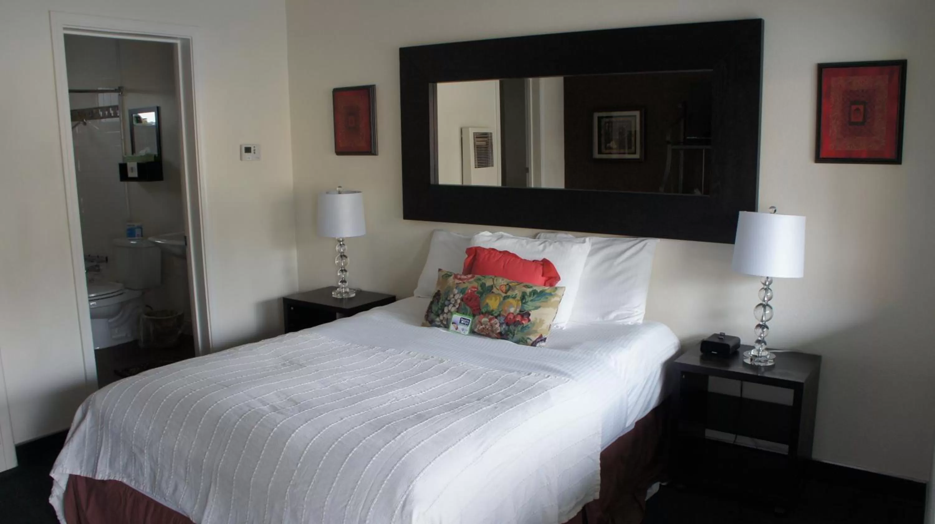 Bedroom, Bed in Paradice Motel