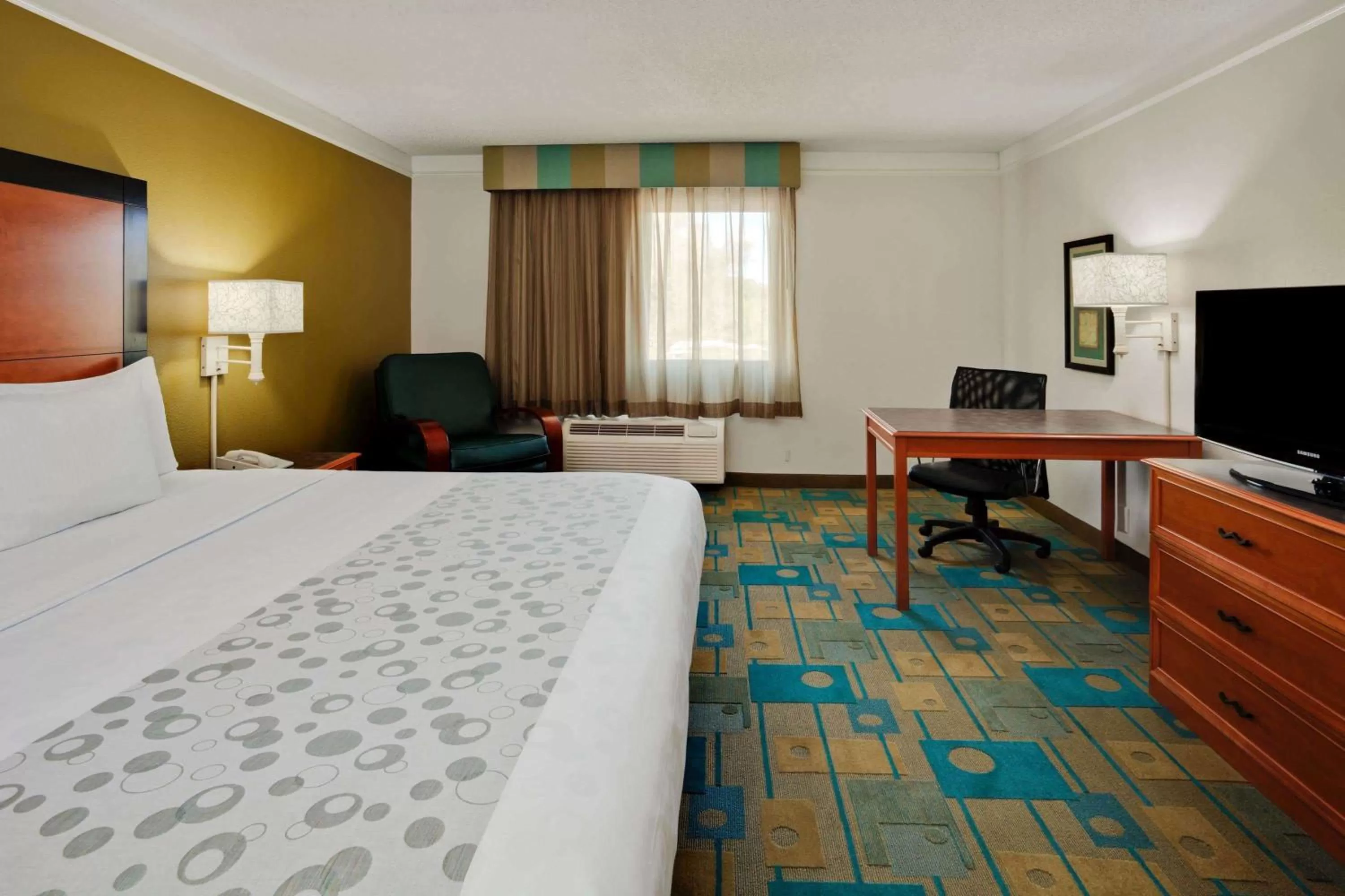 Photo of the whole room, Bed in La Quinta by Wyndham St. Pete-Clearwater Airport