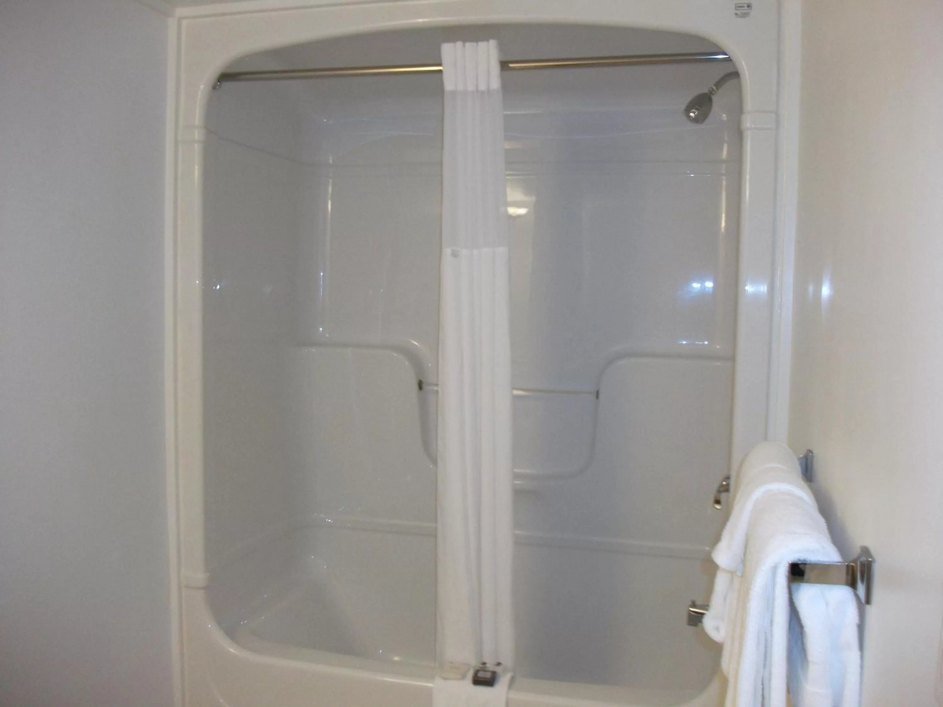 Shower in Rodeway Inn King William