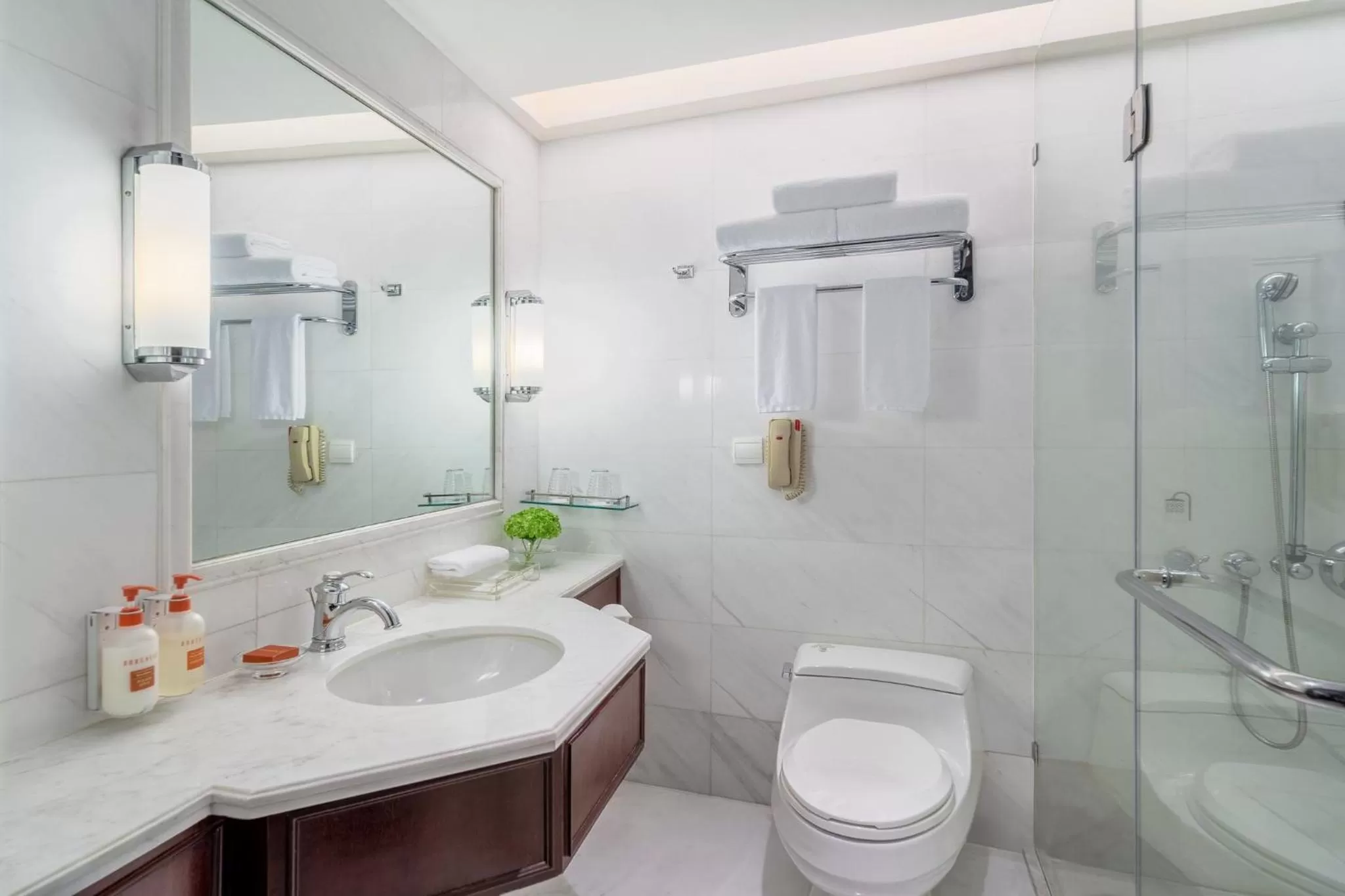 Bathroom in Crowne Plaza Hotel & Suites Landmark Shenzhen, an IHG Hotel - Nearby Luohu Border, Indoor heated swimming pool, Receive RMB100 SPA coupon upon check-in