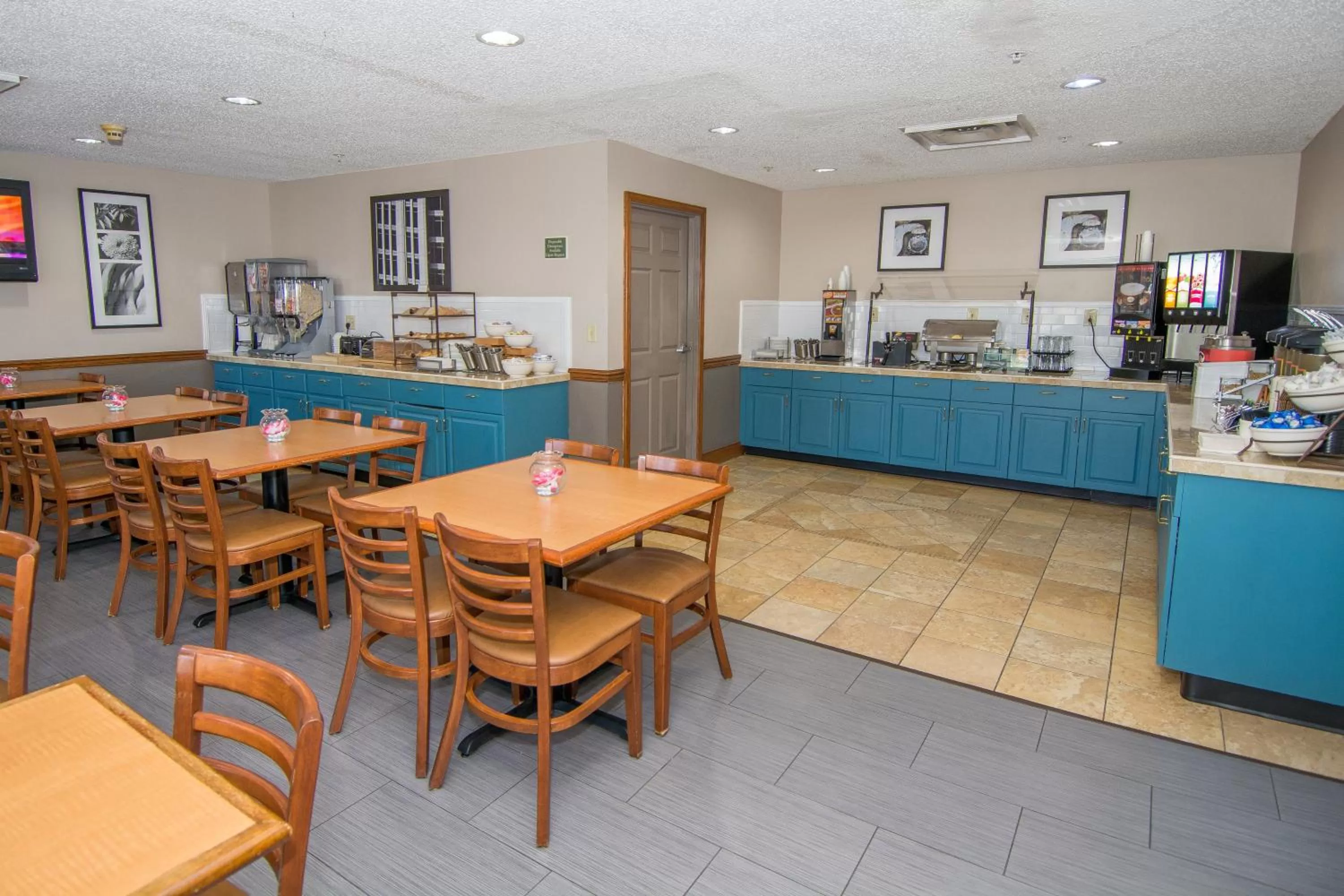 Coffee/tea facilities in Country Inn & Suites by Radisson, Jacksonville, FL
