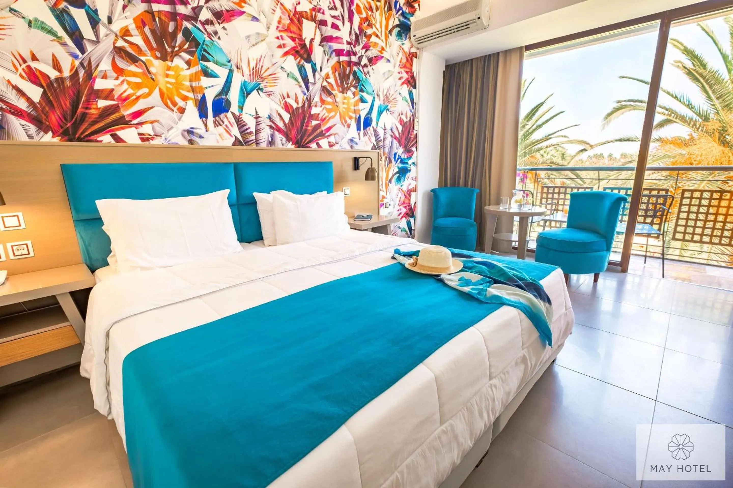 Photo of the whole room, Bed in May Beach Hotel