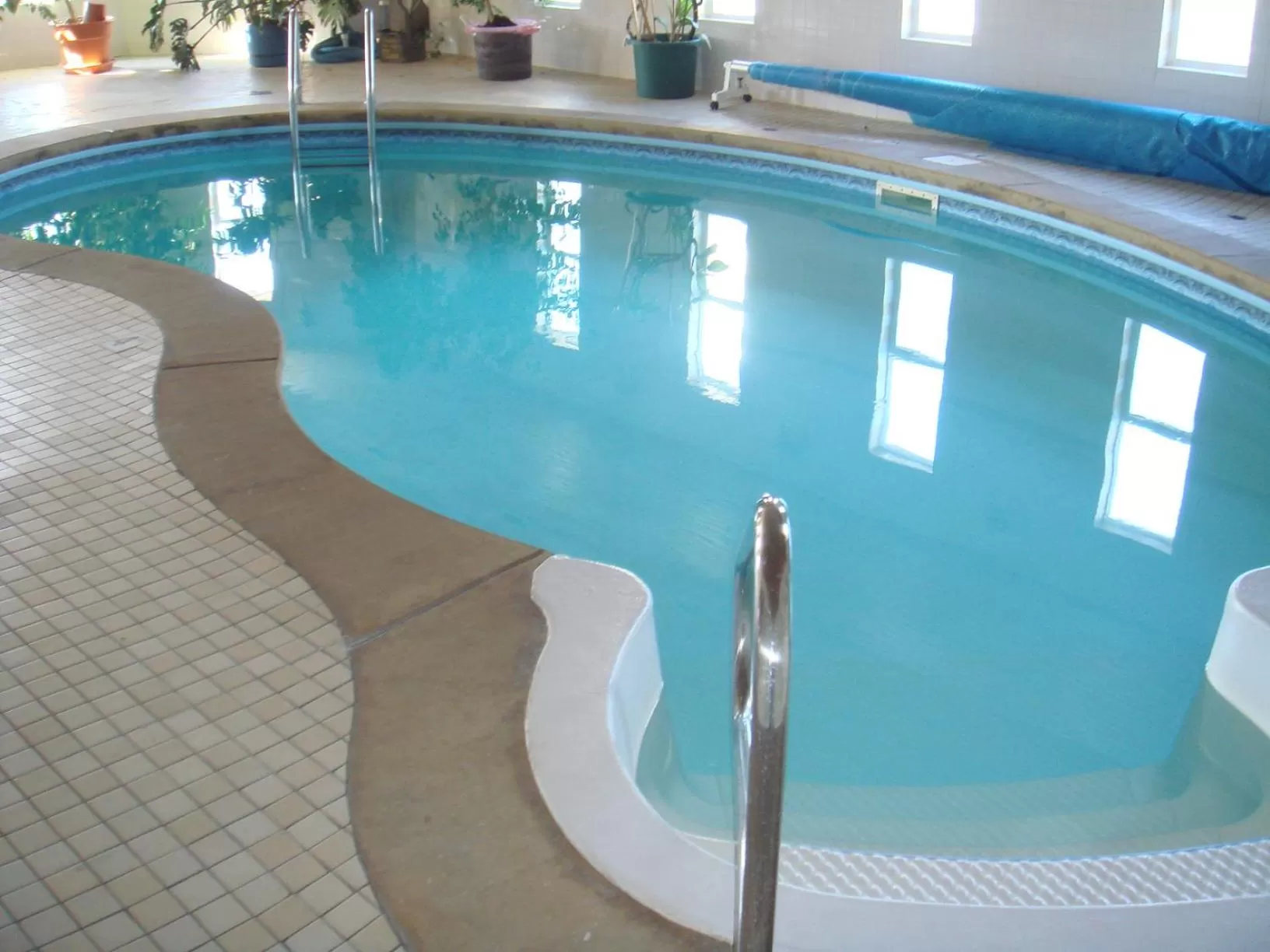 Swimming pool in Golden Village Lodge