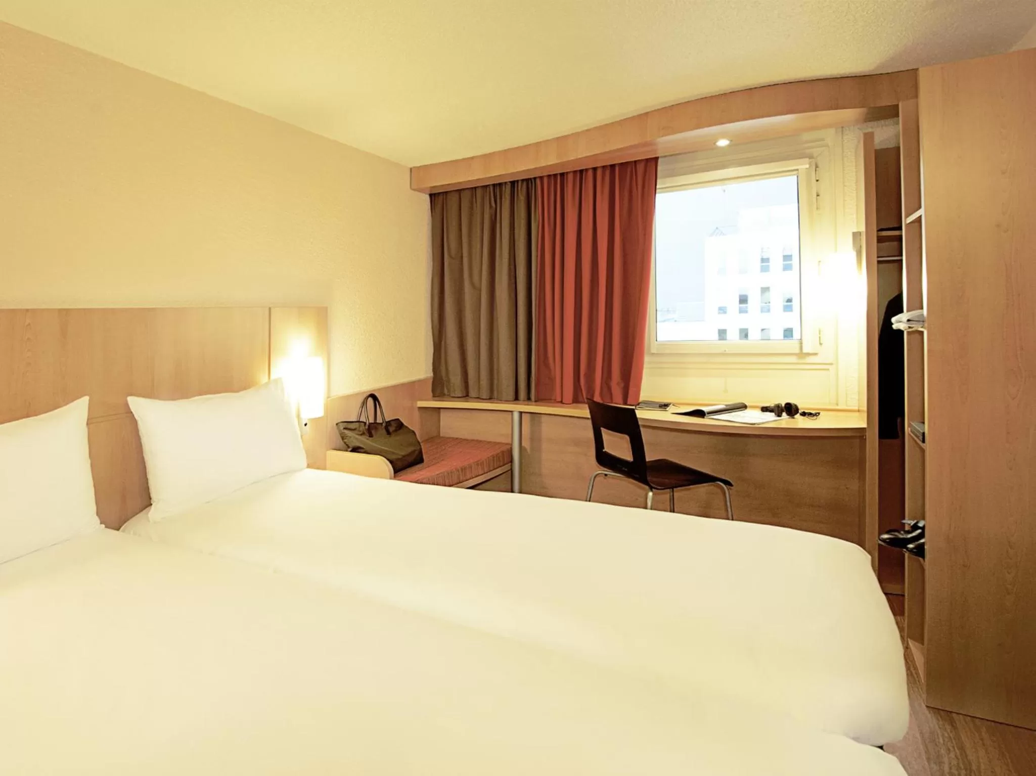 Photo of the whole room, Bed in Hotel ibis Lisboa Jose Malhoa