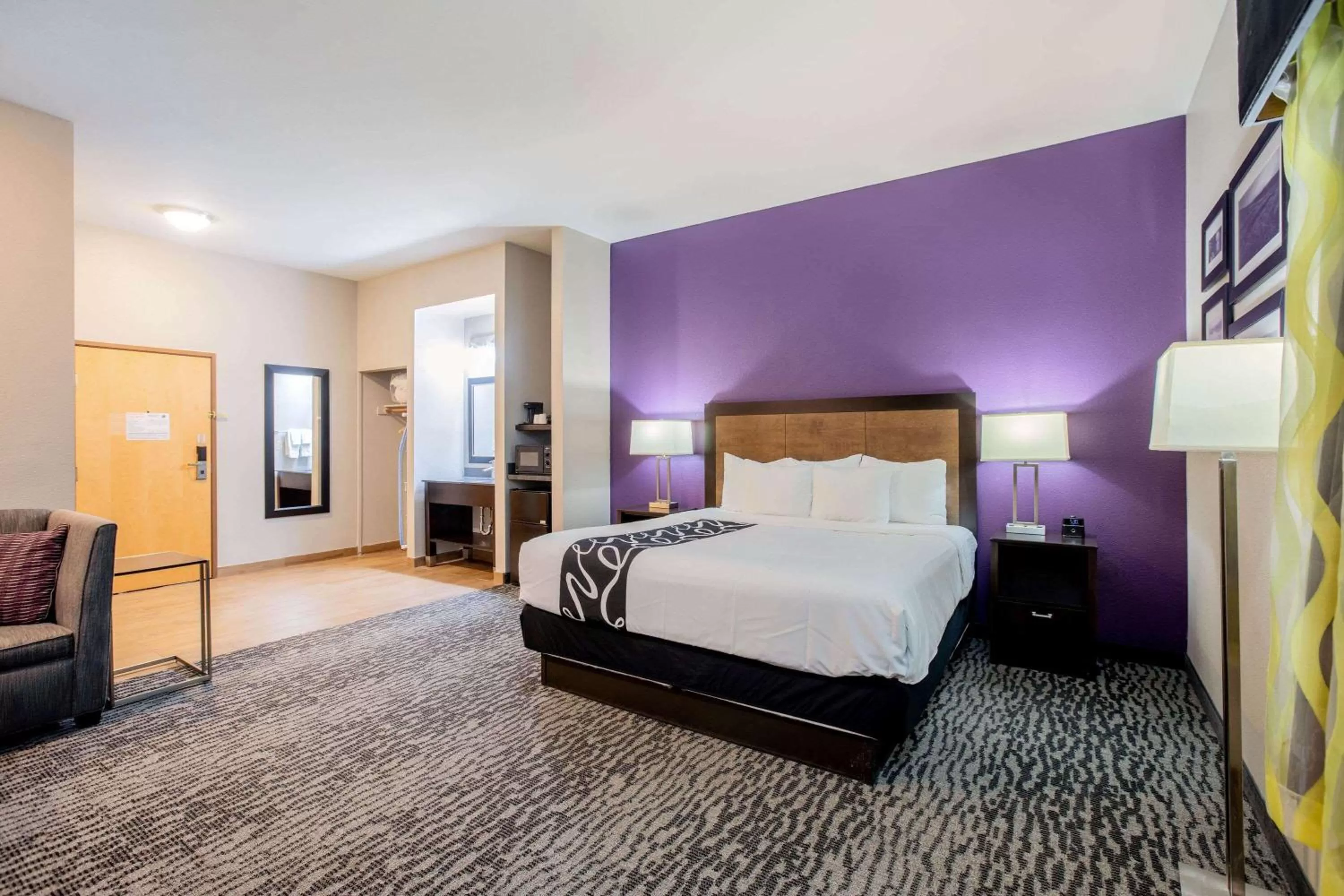 Photo of the whole room, Bed in La Quinta Inn by Wyndham Livermore