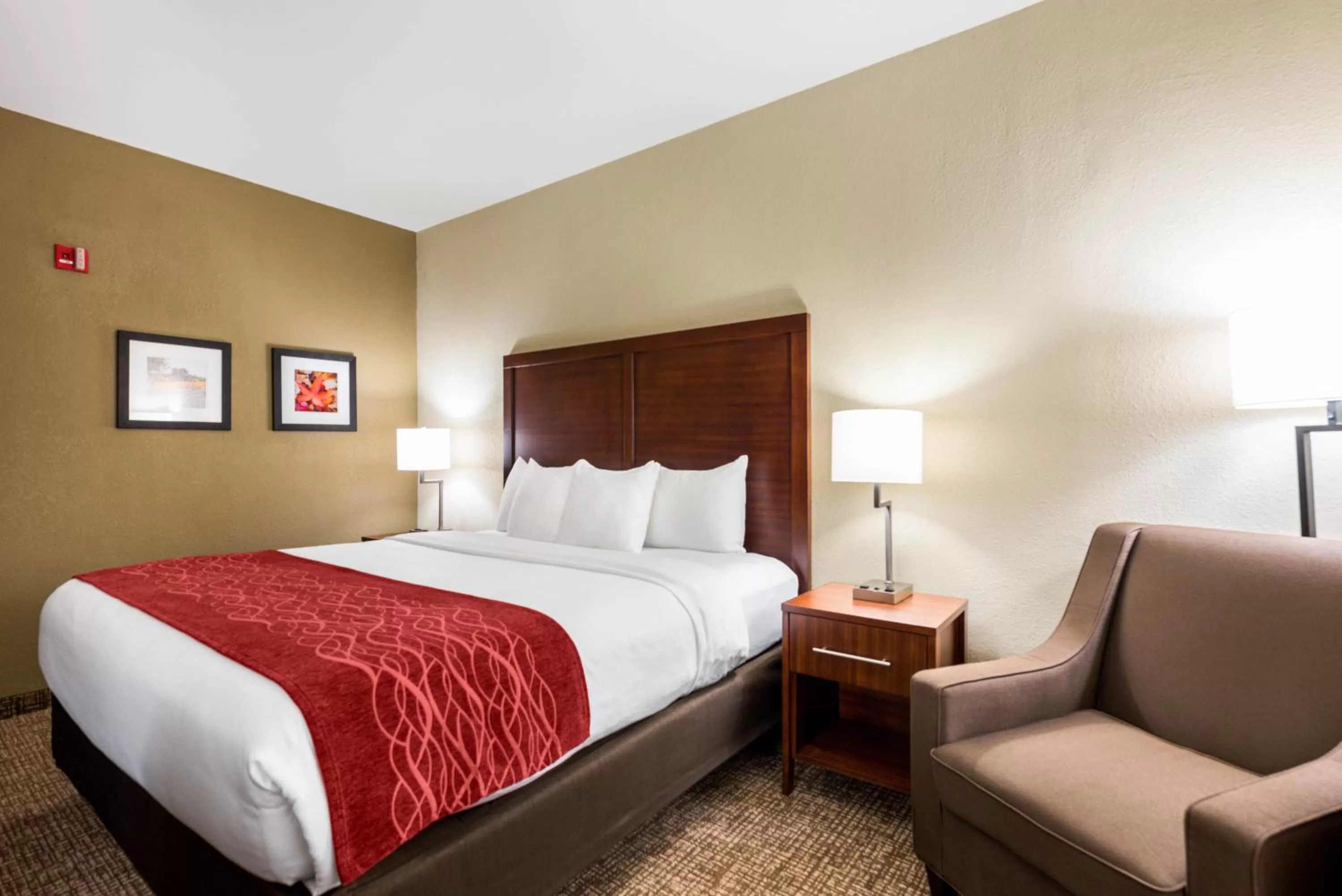 Property building, Bed in Comfort Inn Onalaska - La Crosse Area