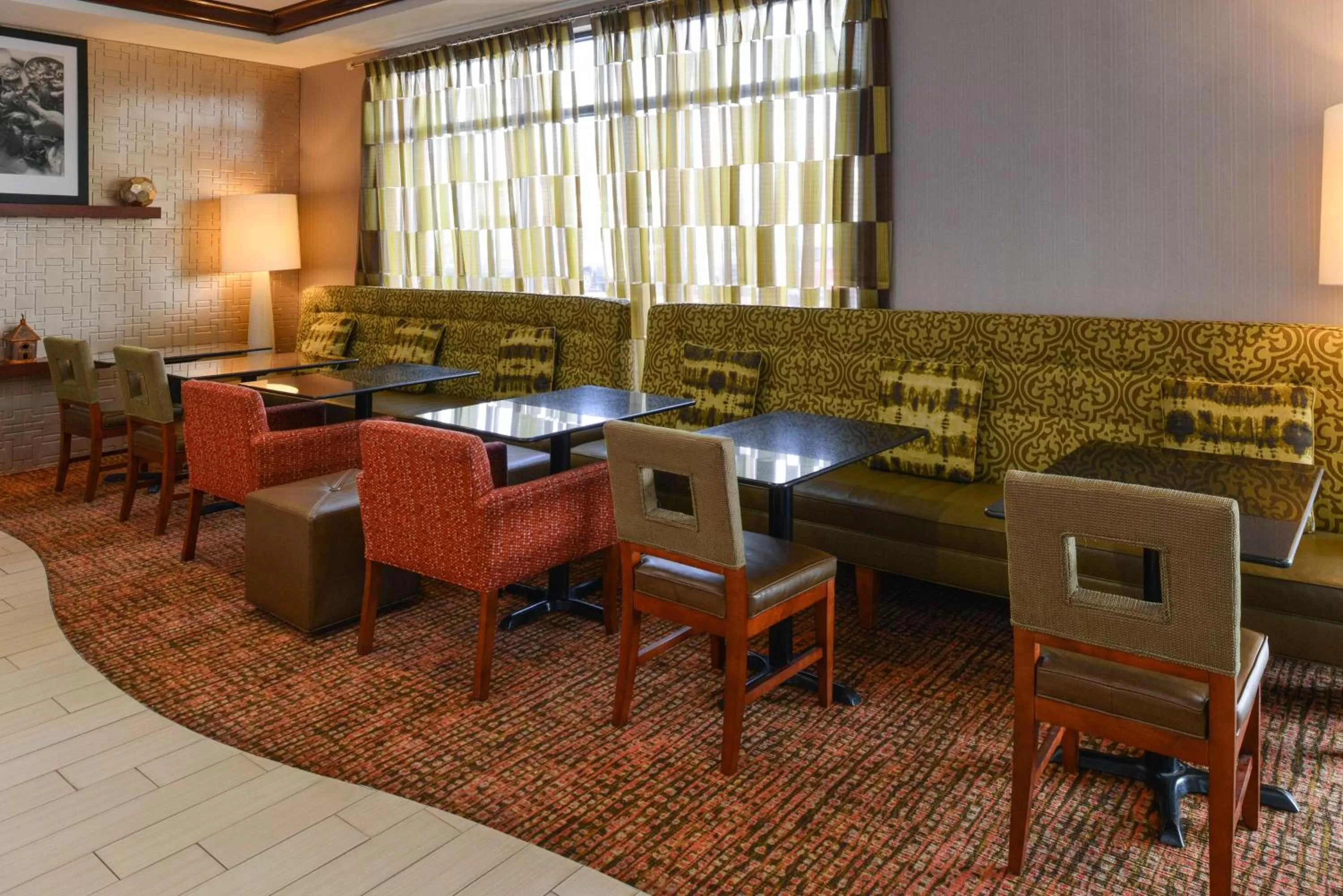 Dining area in Hampton Inn College Park