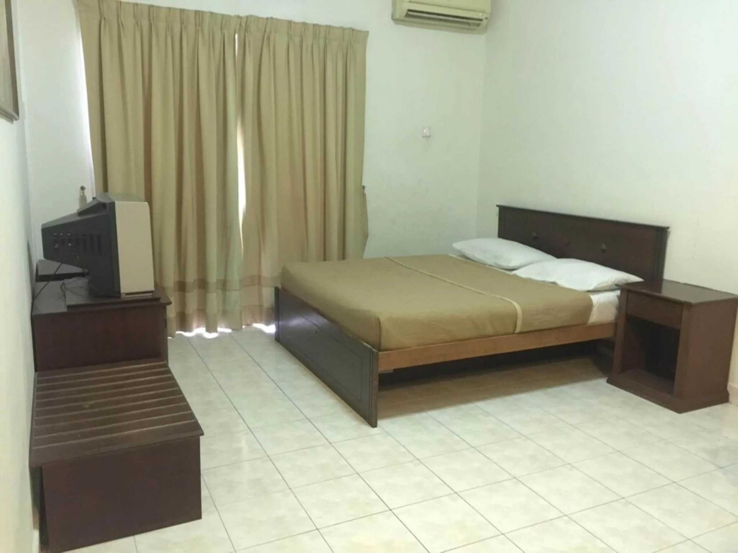 Bedroom, Bed in OYO HOME 90301 Suria Service Apartments Bukit Merak Laketown Resort
