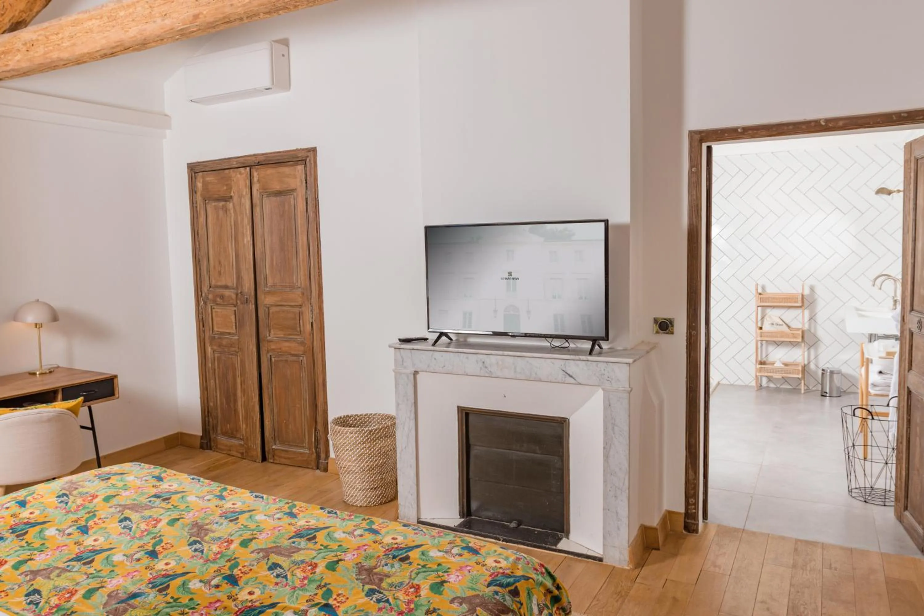 Bed in Hôtel Le Saint Remy & Spa