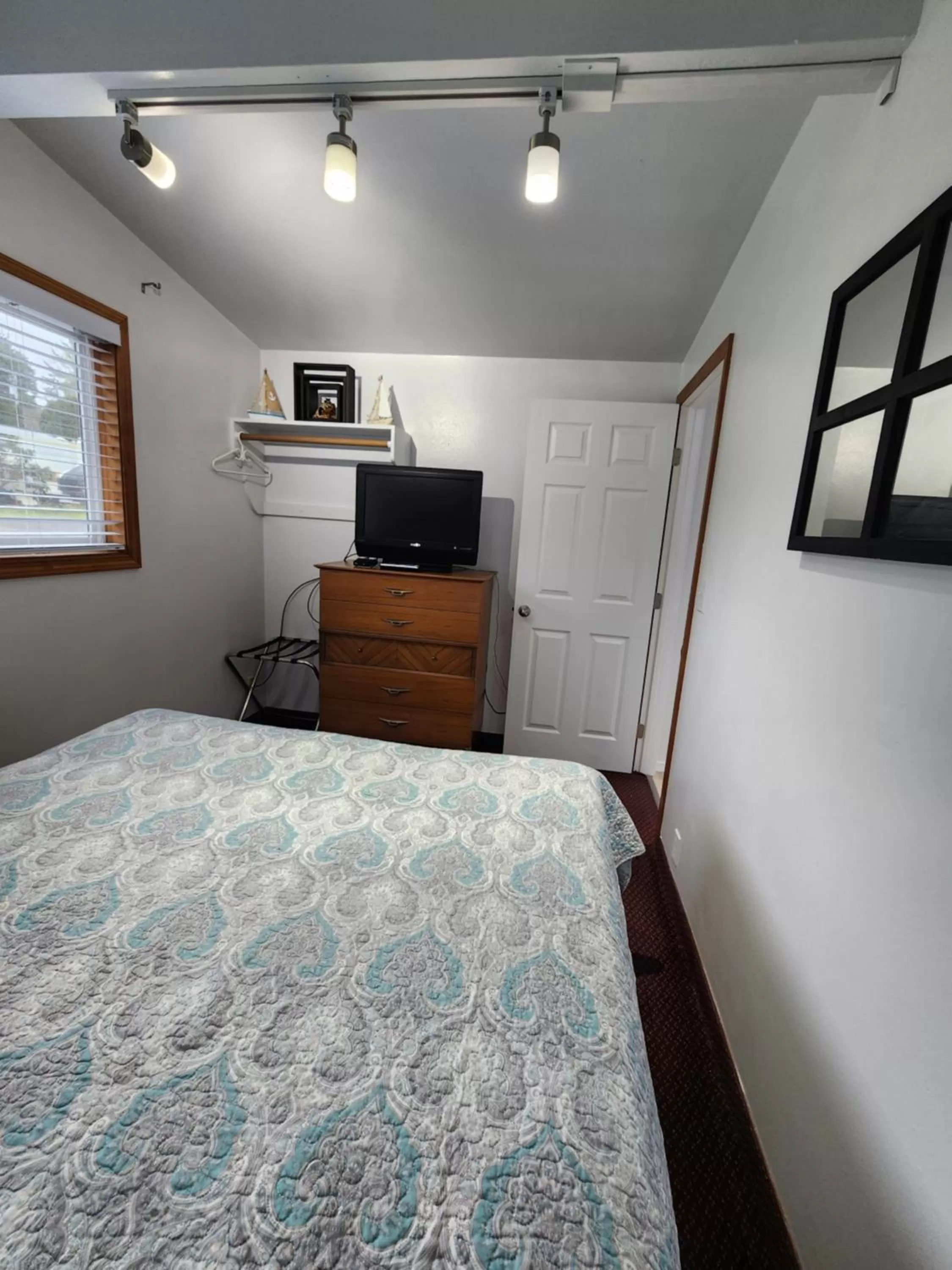 Bedroom, Bed in Plainview Motel