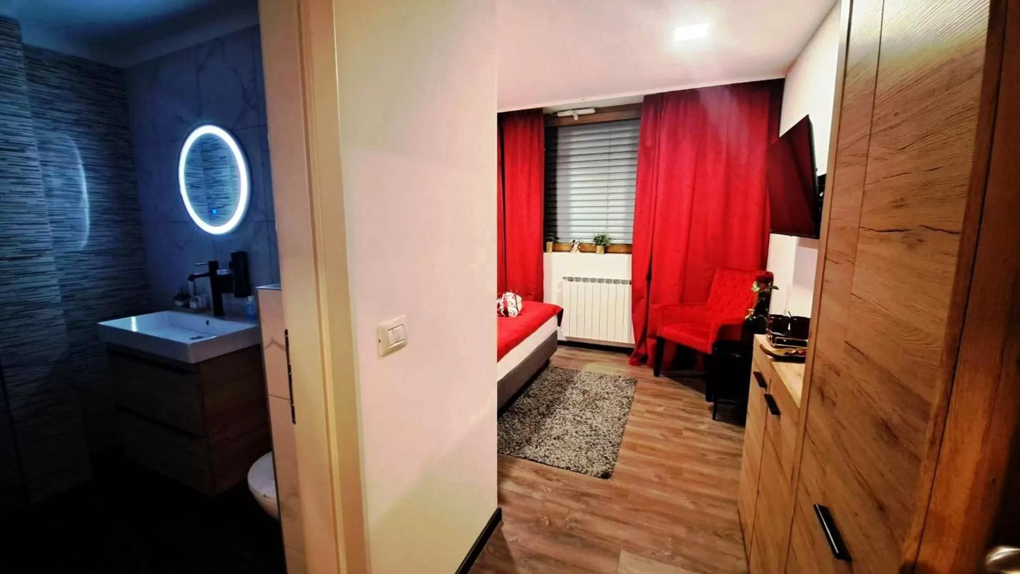 Shower, Bed in Arcobaleno Apartments & Rooms