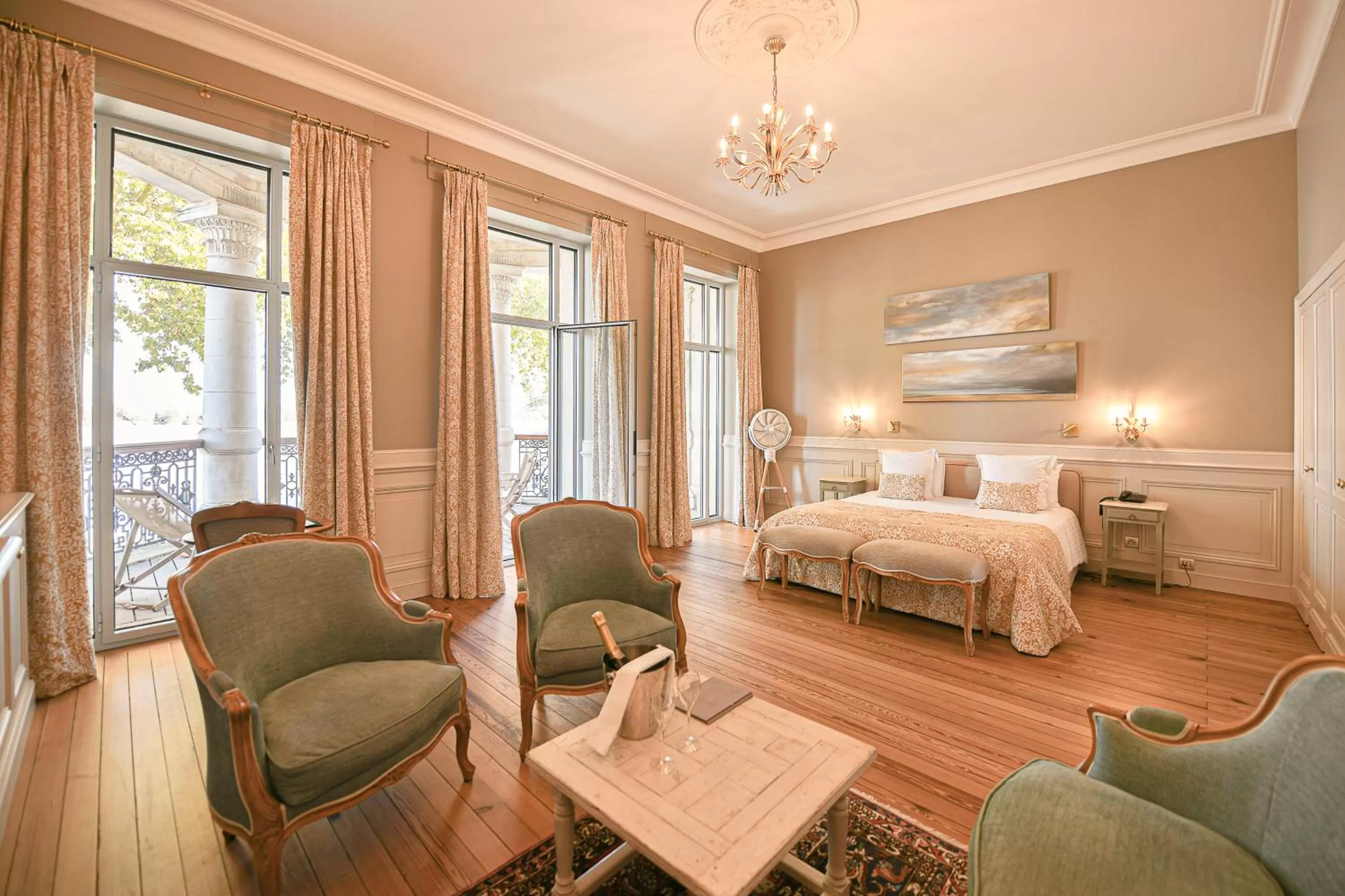 Living room, Bed in Château Grattequina Hôtel