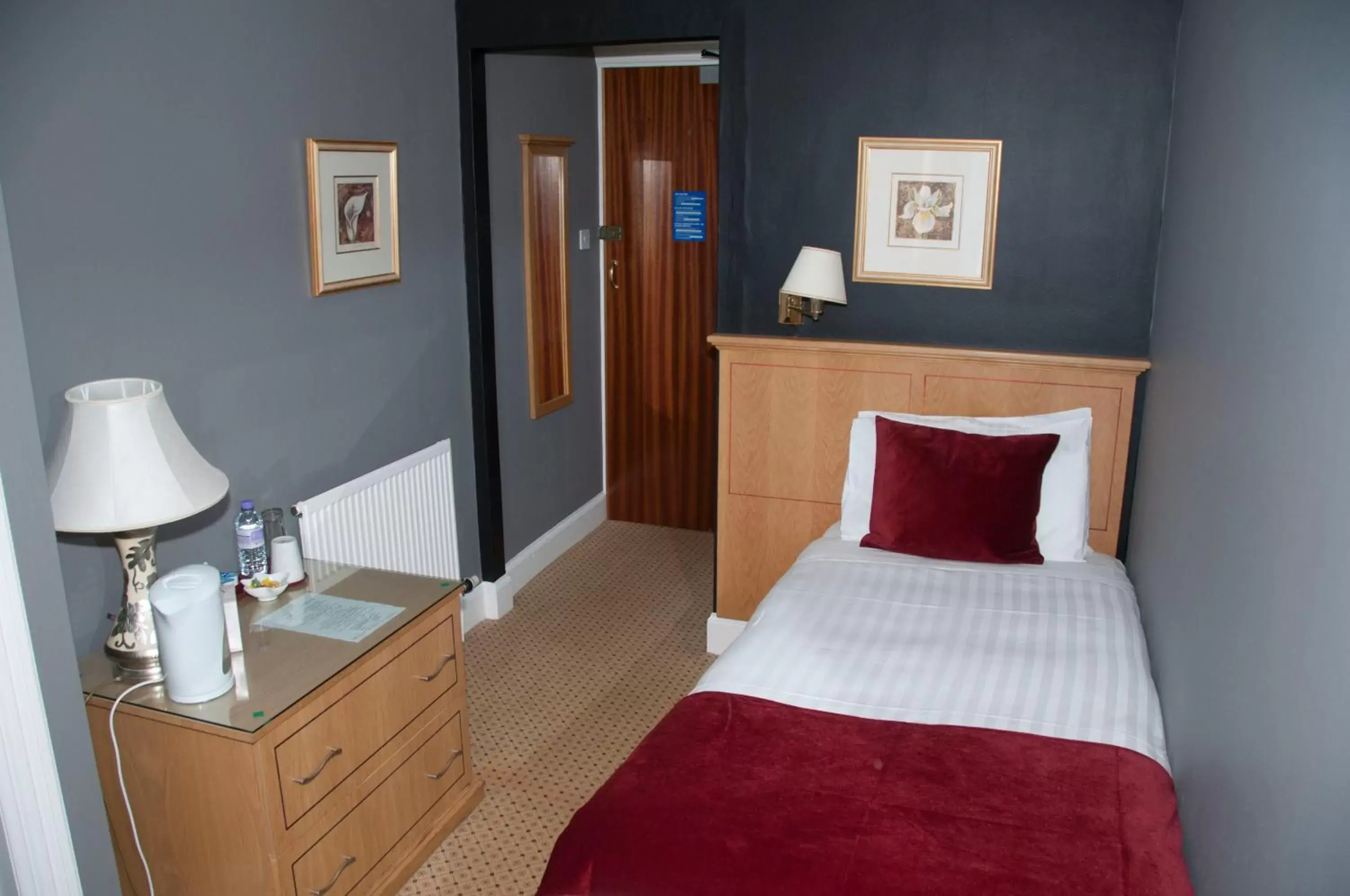 Single Room - single occupancy in Caledonian Hotel Single Room - single occupancy in Caledonian Hotel