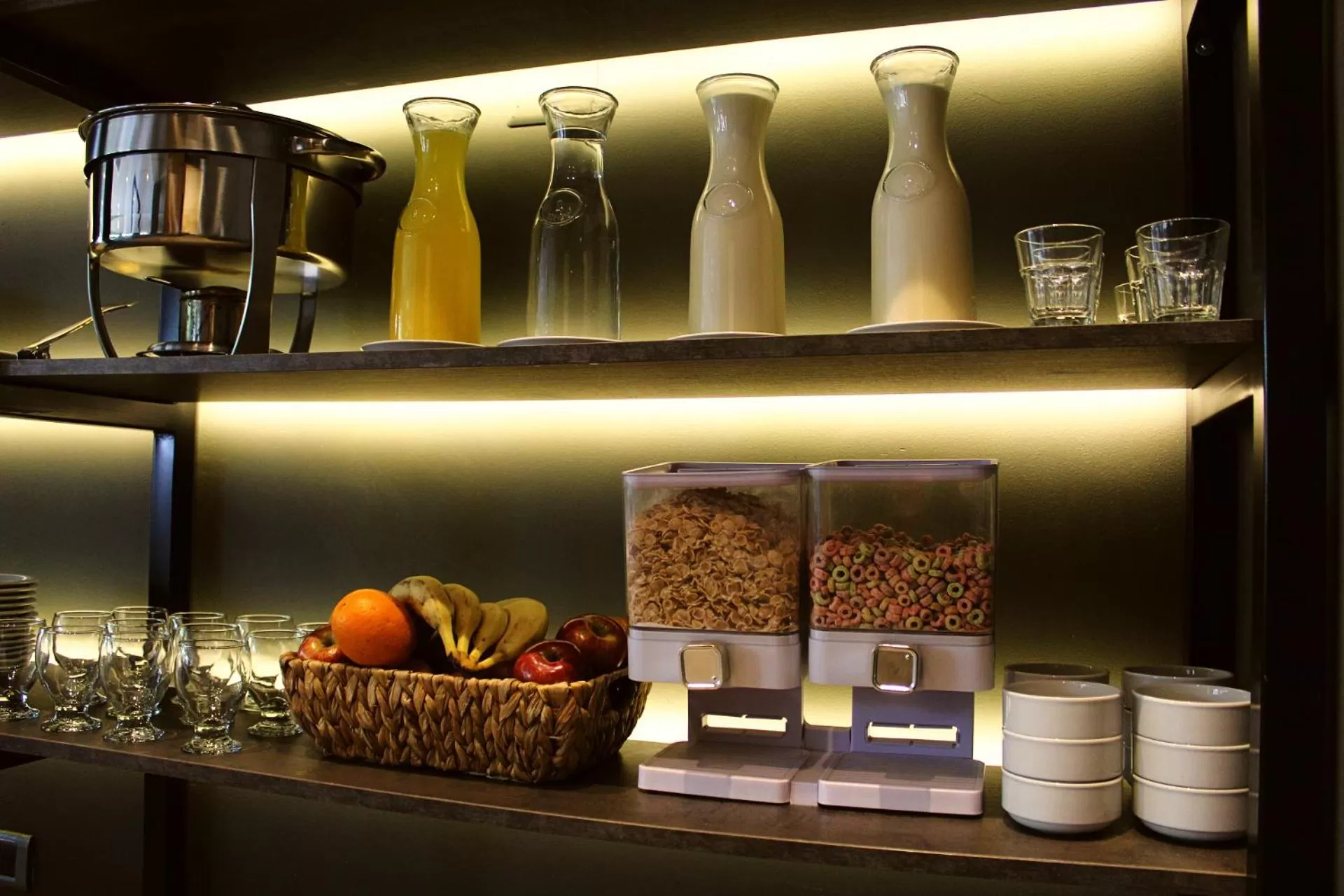 Buffet breakfast in Soltigua Apart Hotel Mendoza