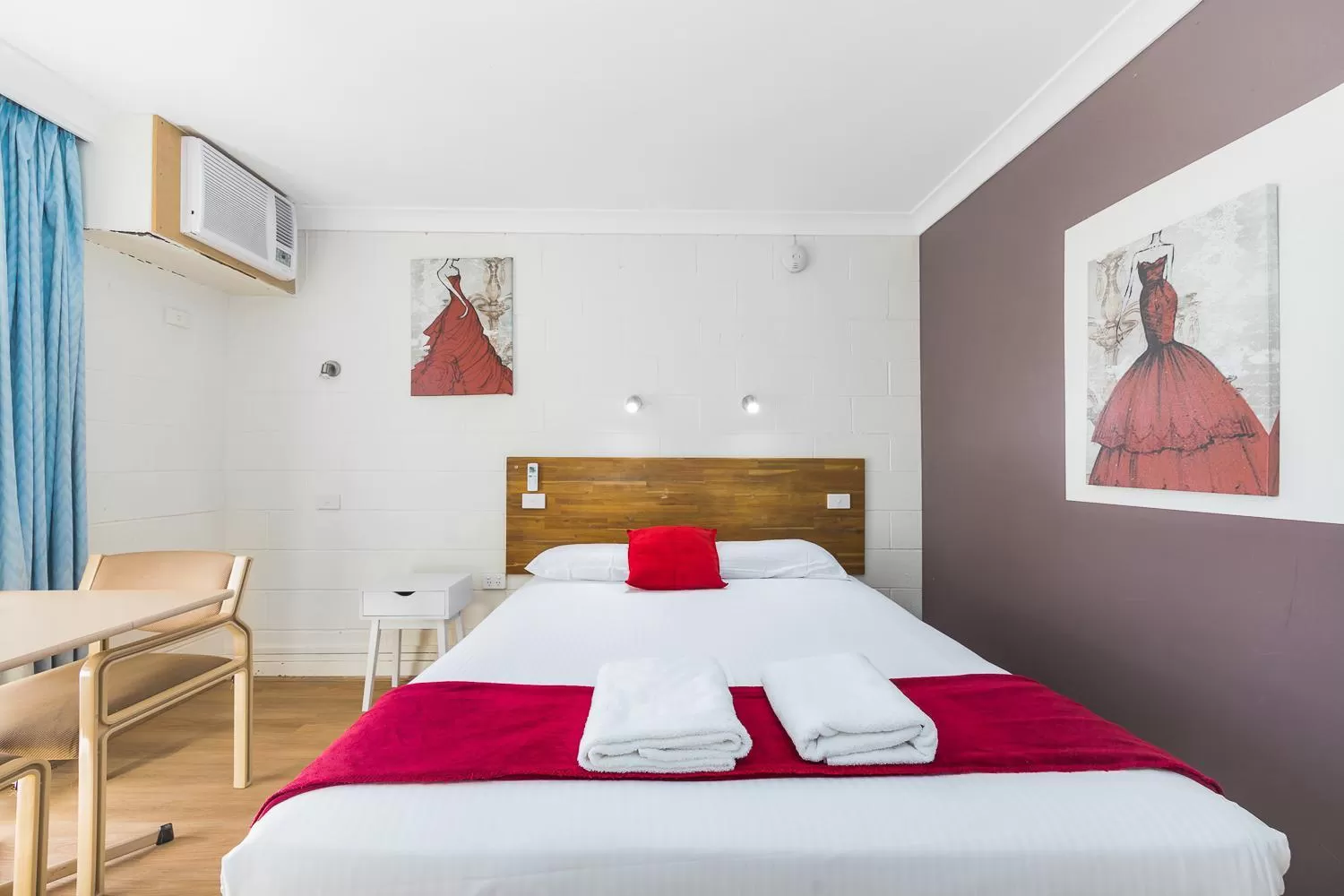 Bed in Plainsman Motel