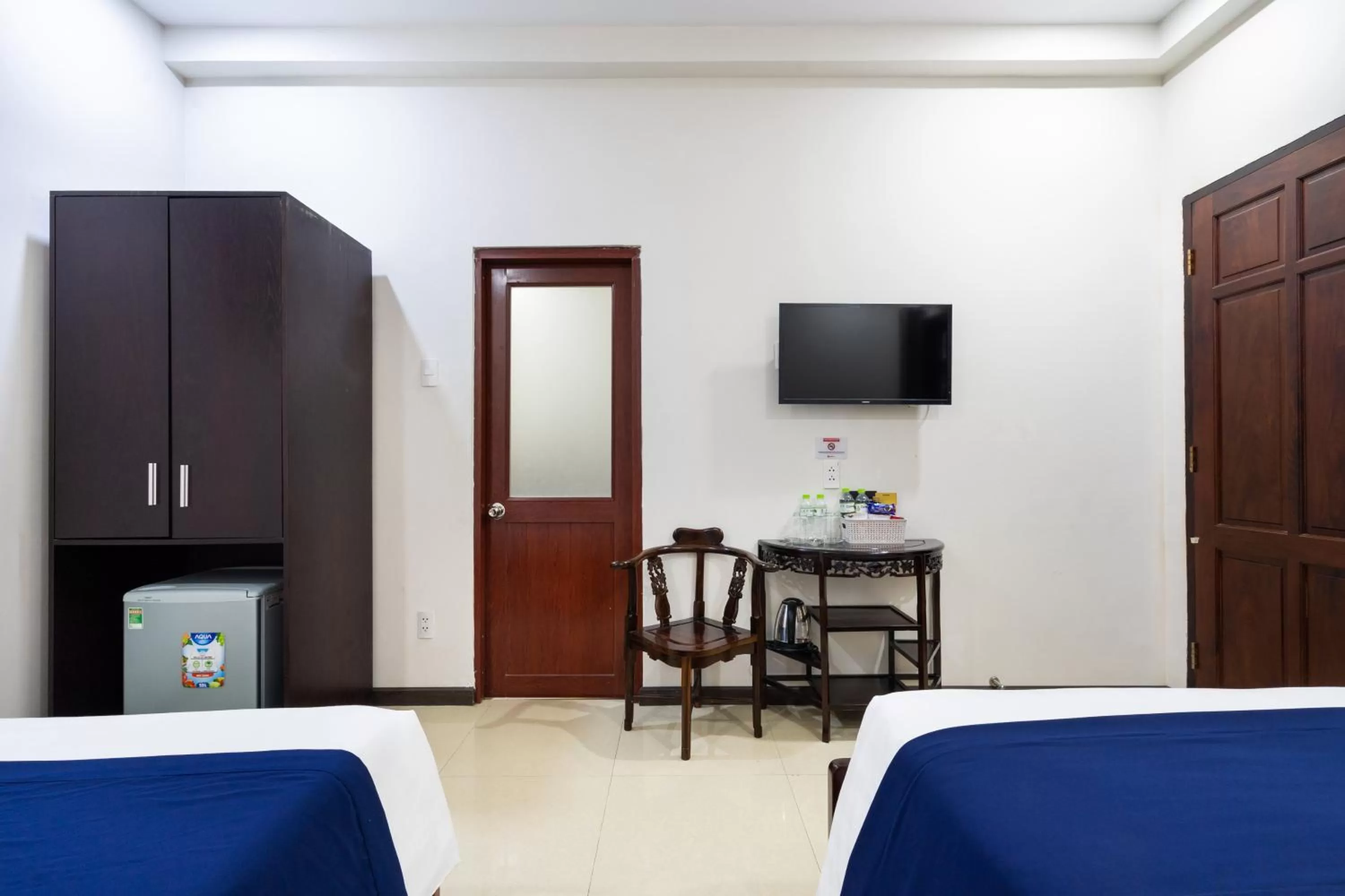 Bed, TV/Entertainment Center in Central Hotel by Joi Hospitality