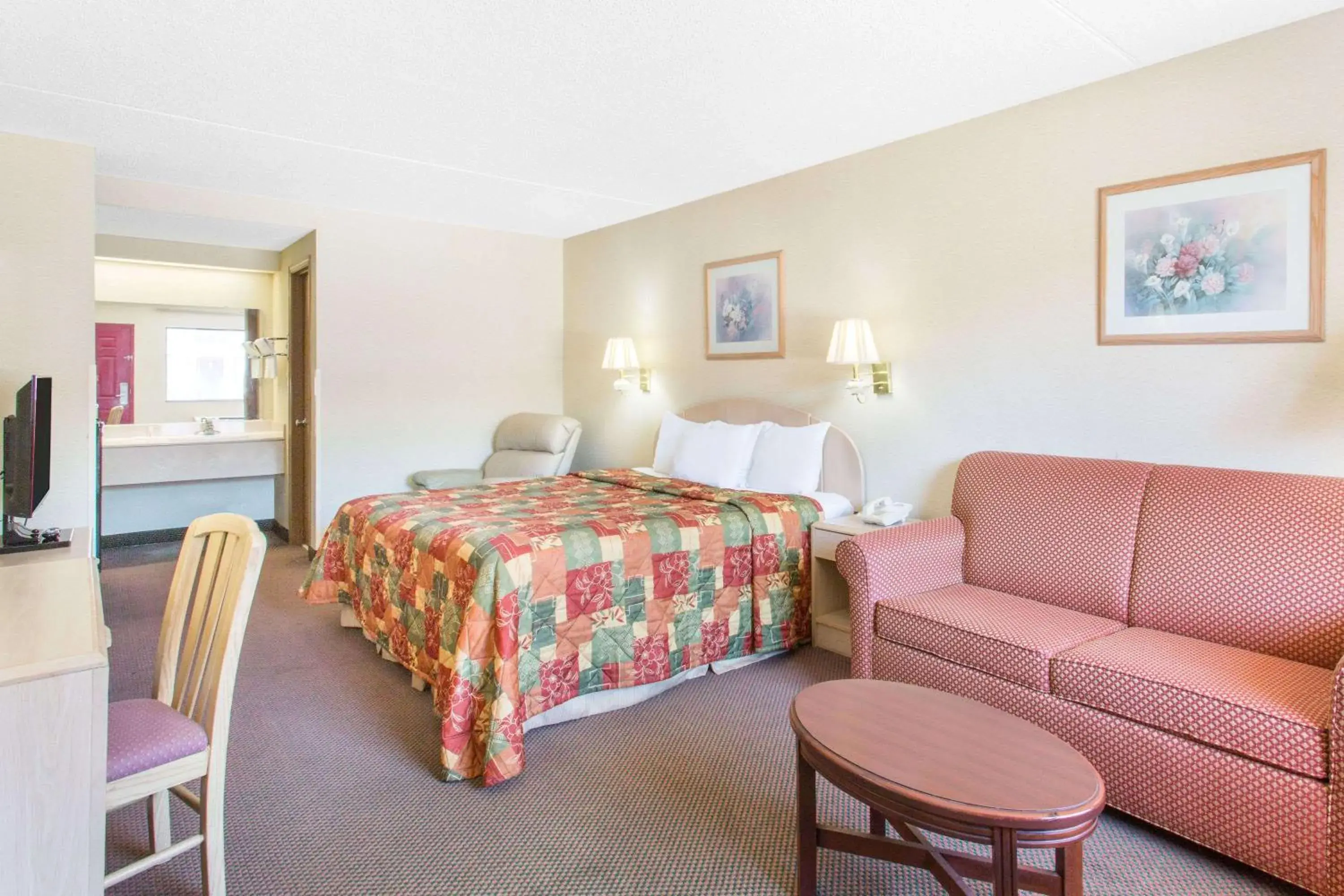 King Suite - Smoking in Days Inn & Suites by Wyndham Bentonville King Suite - Smoking in Days Inn & Suites by Wyndham Bentonville