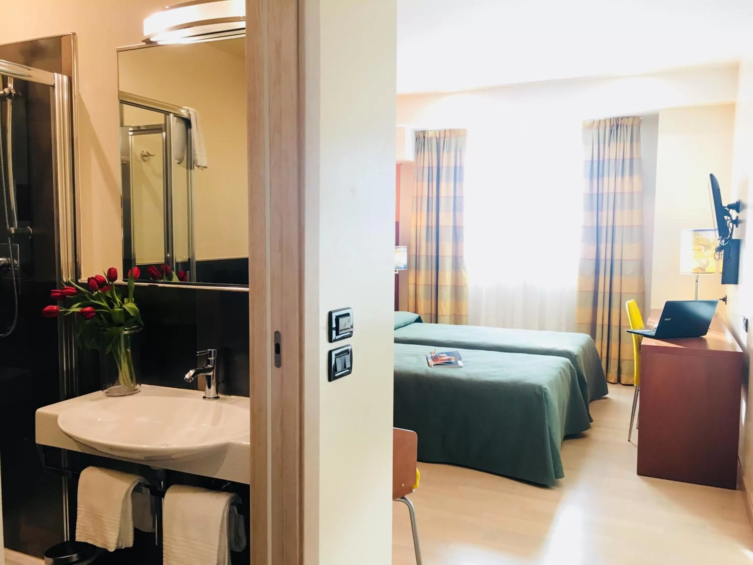 Shower, Bed in Hotel Kristal 3 Stelle Superior