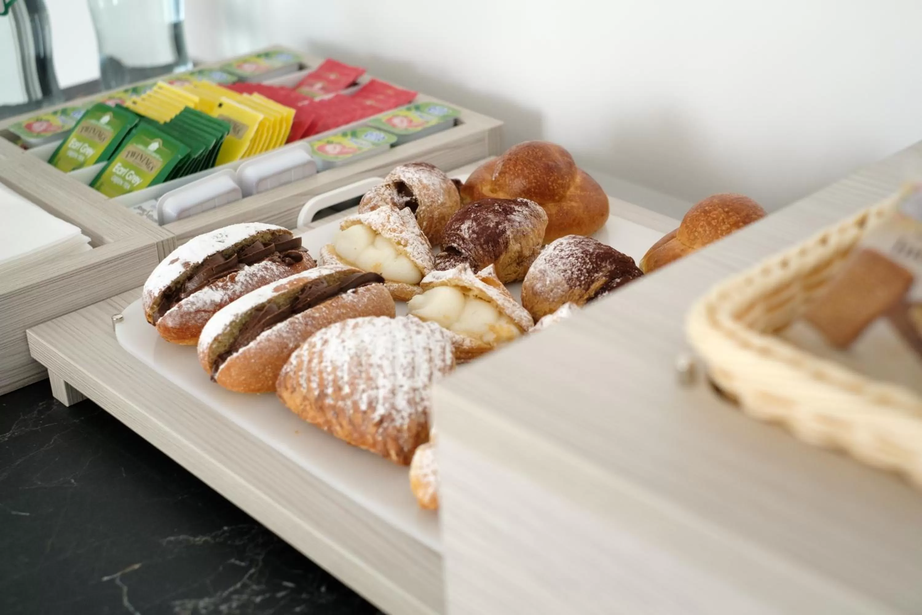 Food and drinks in Domea Superior Rooms Bed and Breakfast