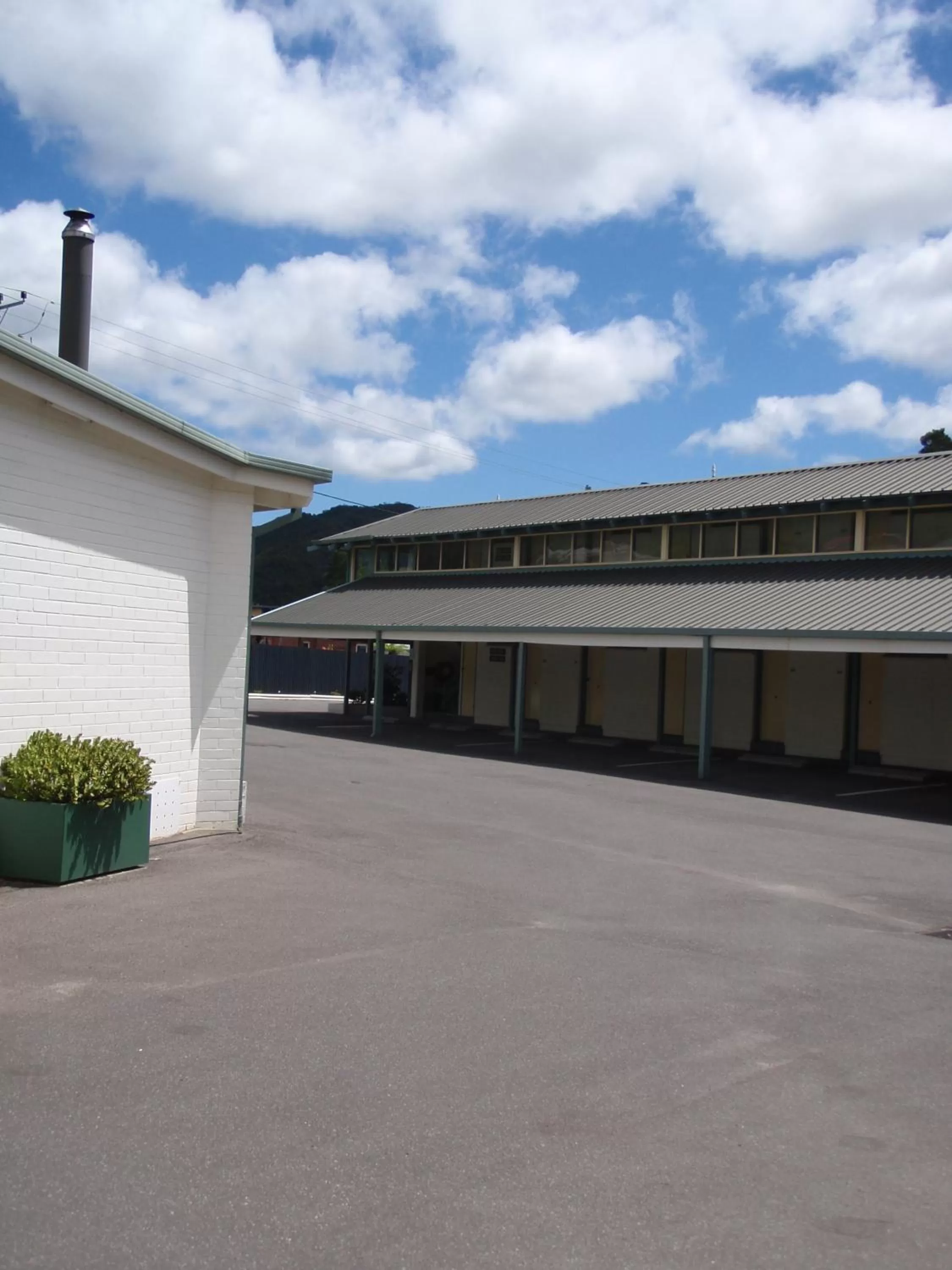 Area and facilities in West Coaster Motel
