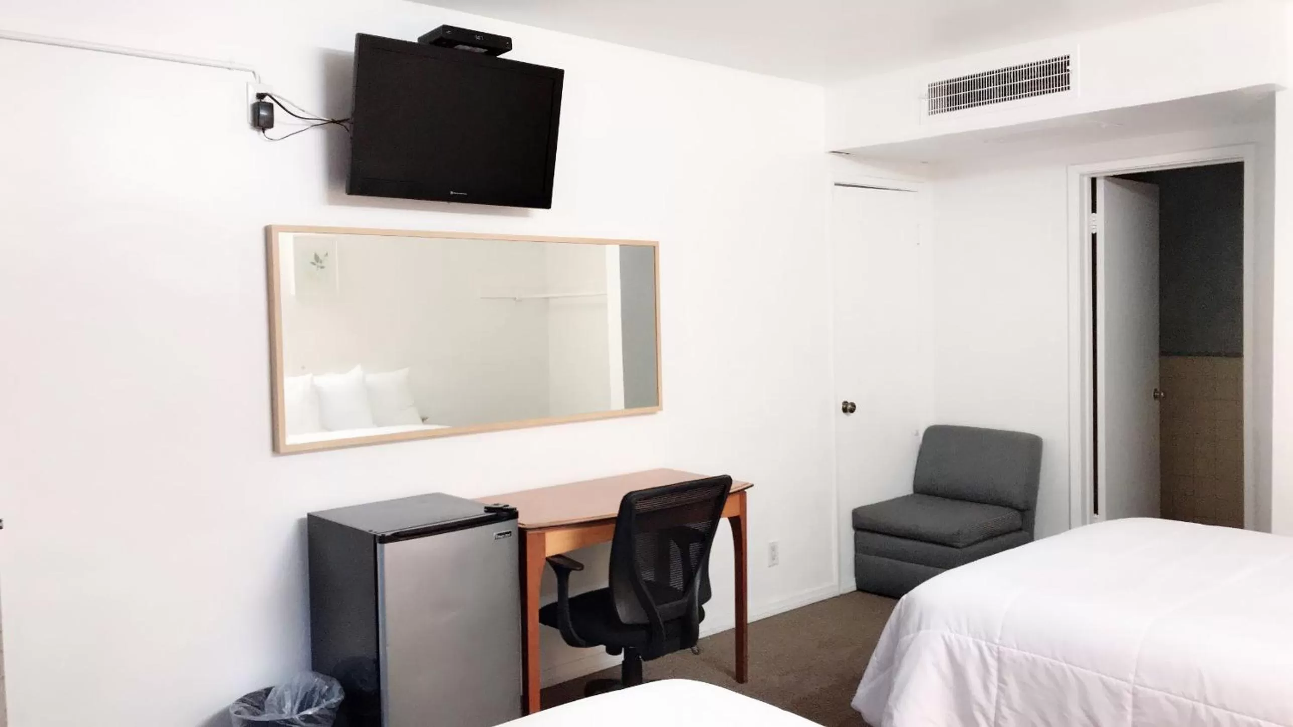 Photo of the whole room in City Center Hotel Los Angeles