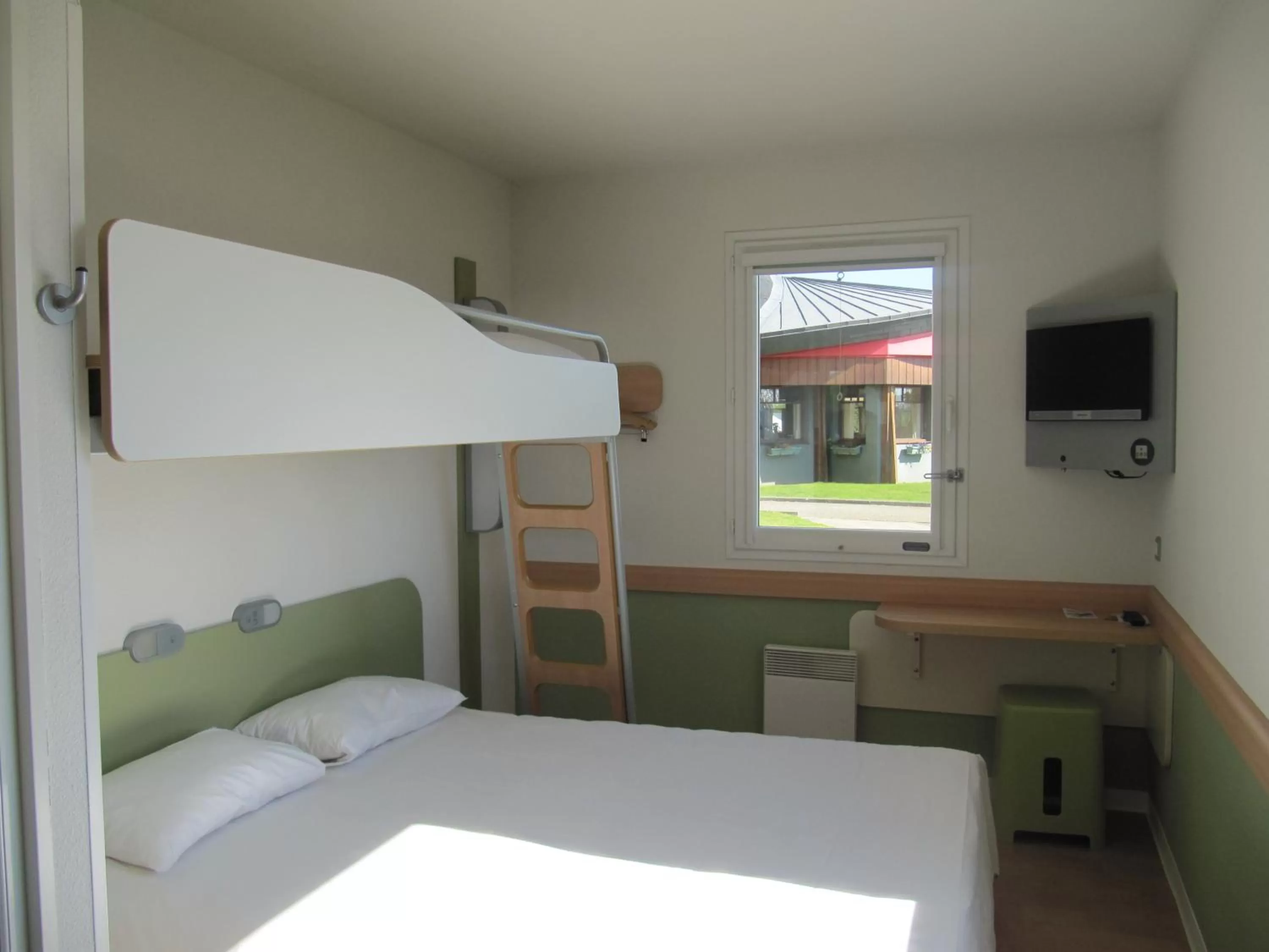 Photo of the whole room, Bed in IBIS Budget Pontivy