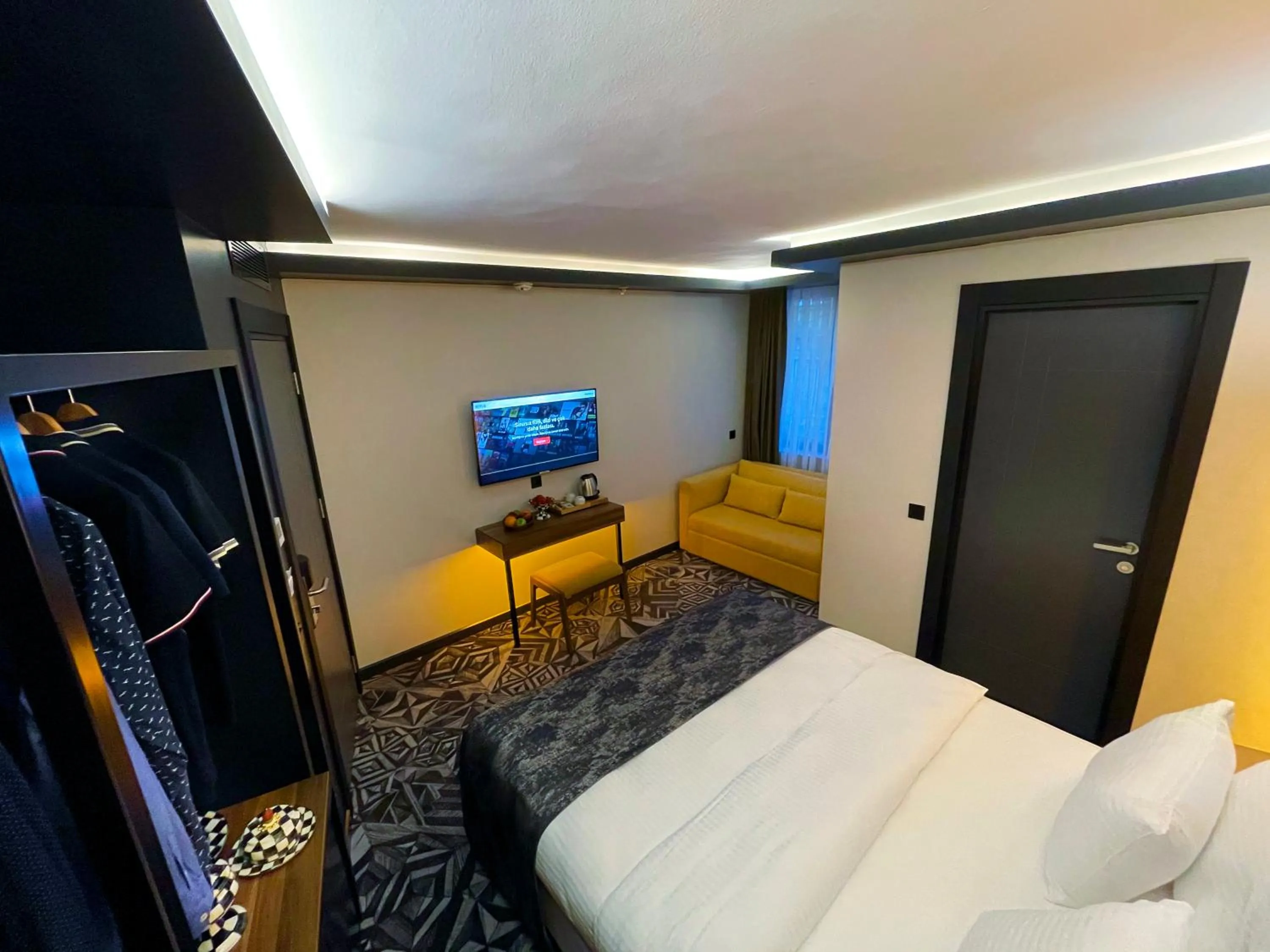 Communal lounge/ TV room, Bed in Weingart Istanbul