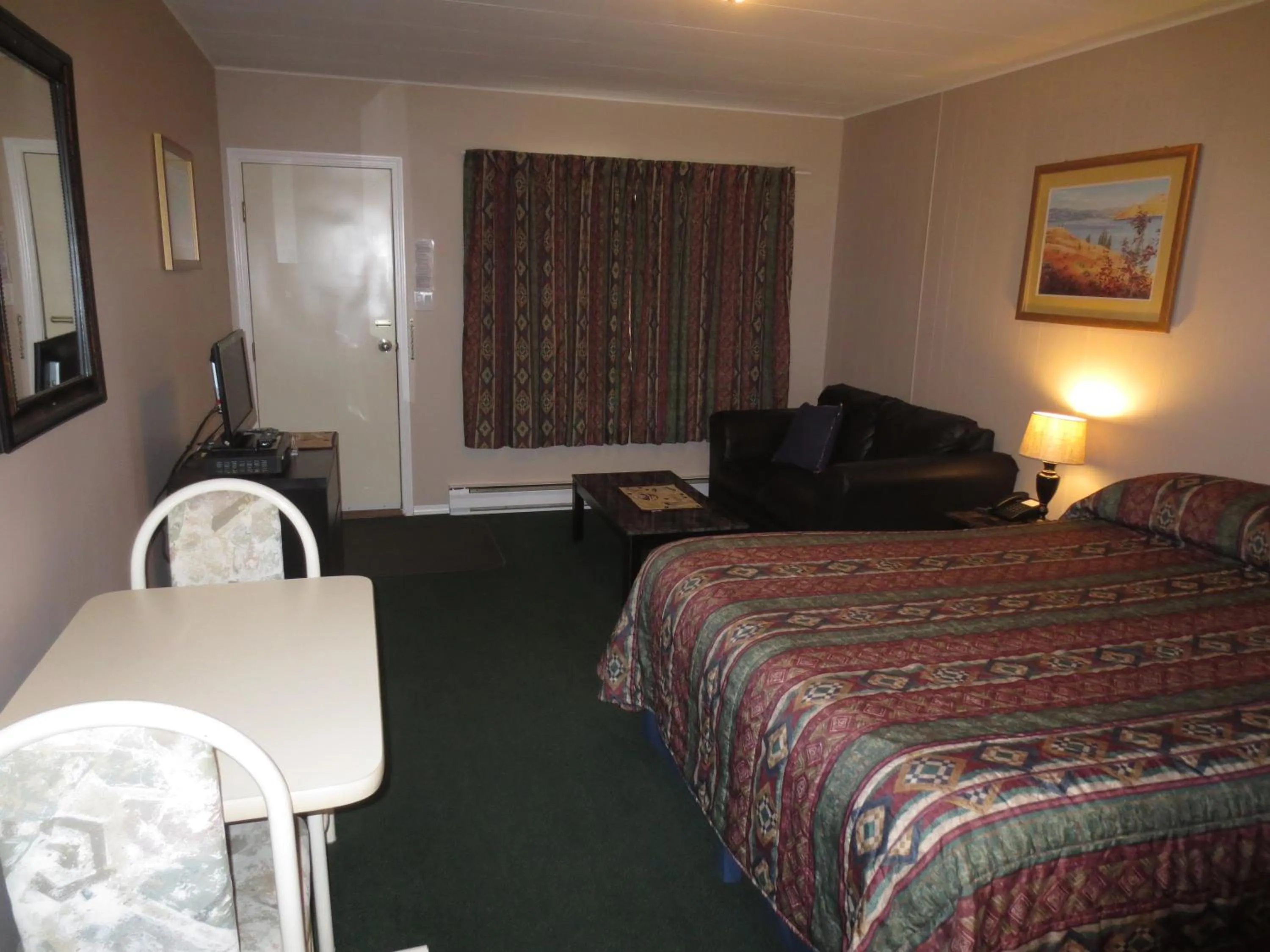 Bedroom, Bed in Overlander Motel