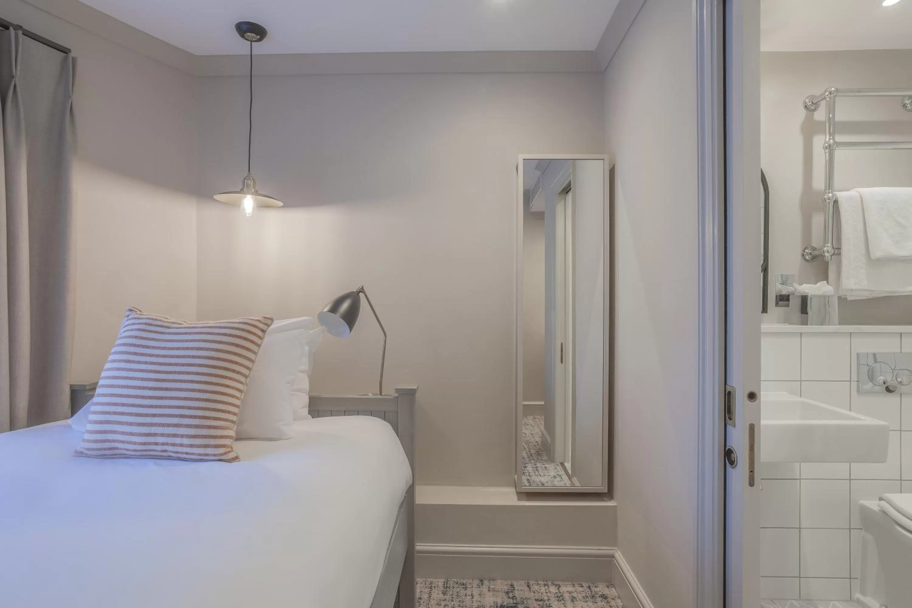 Photo of the whole room, Bed in Richmond Hill Hotel